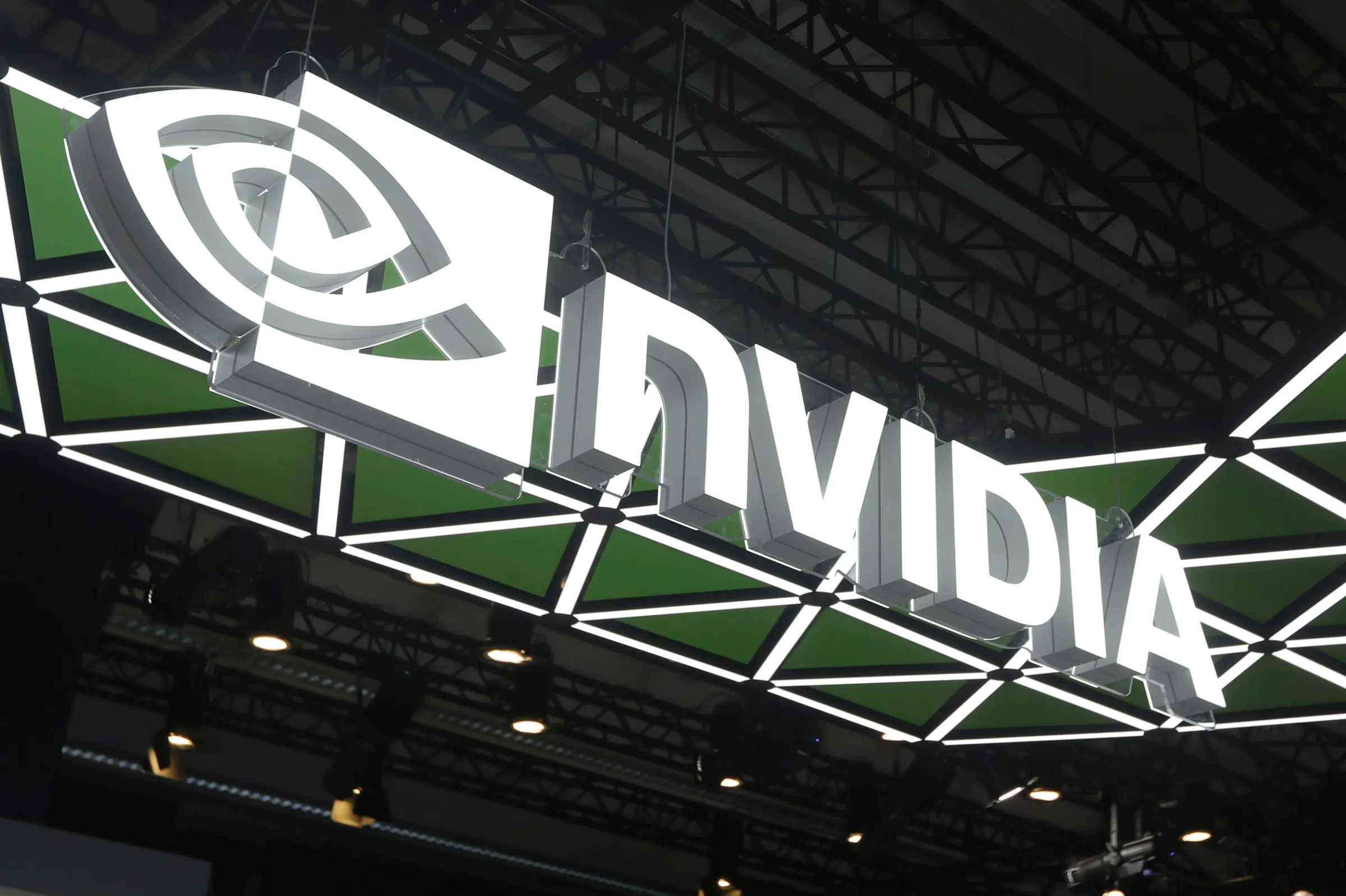 2026年6月3日，台灣台北，輝達（Nvidia）標誌在全球最大電腦科技展之一的台北國際電腦展（Computex）上展示。（美聯社）