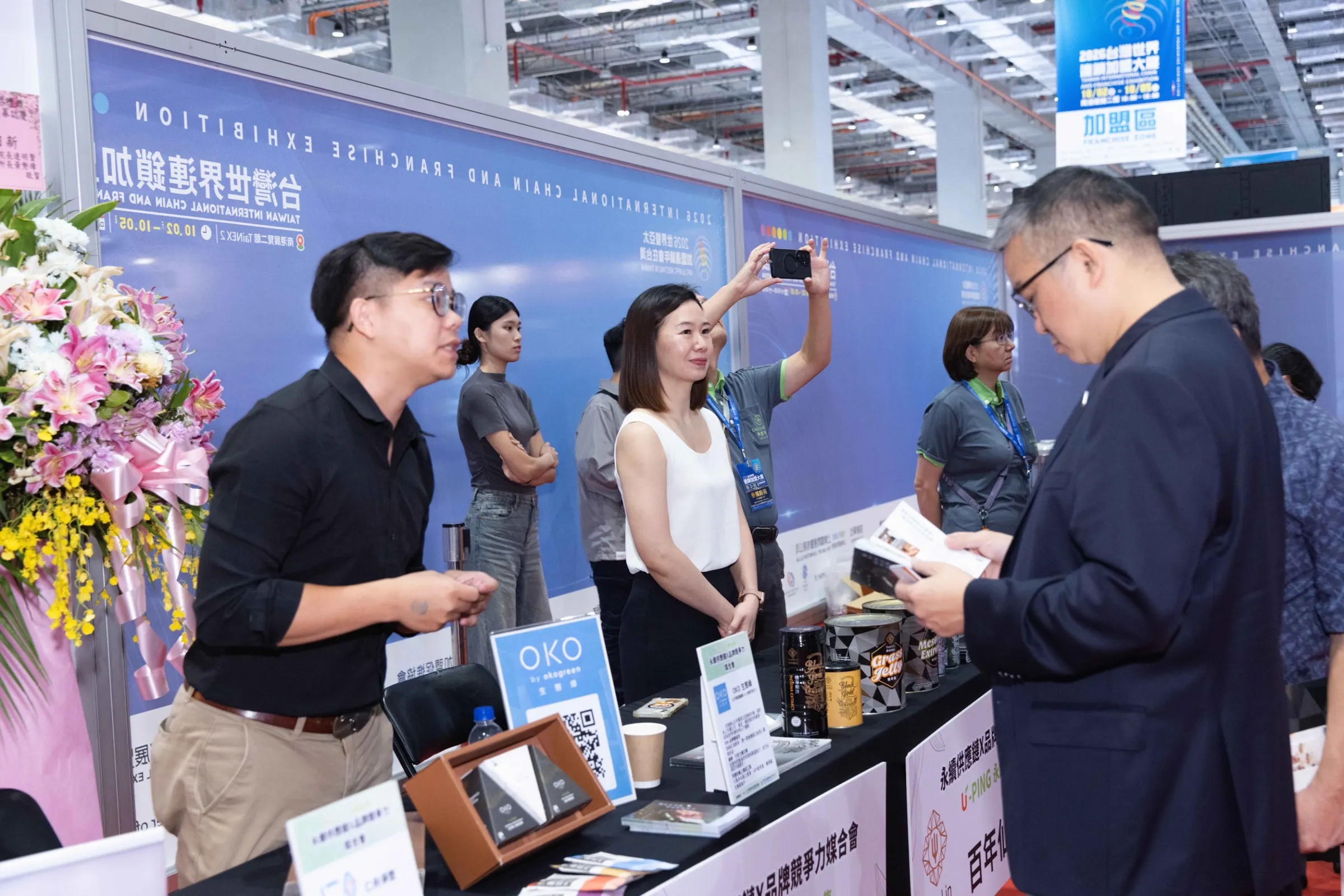參展業者向來賓介紹商品特色，透過面對面交流，尋找企業採購與品牌合作的可能。（圖/主辦單位提供）