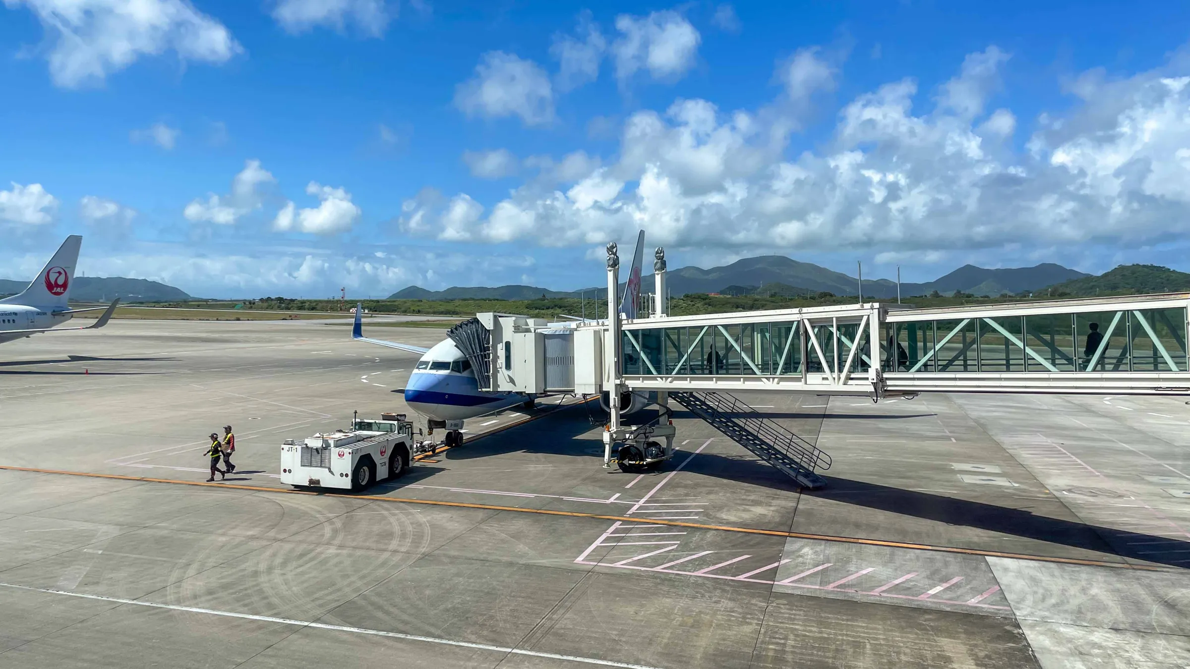 搭飛機時，旅客幾乎都是從機身左側登機，這項習慣其實與古代船隻的靠岸方式有關。（圖／張一笙攝）