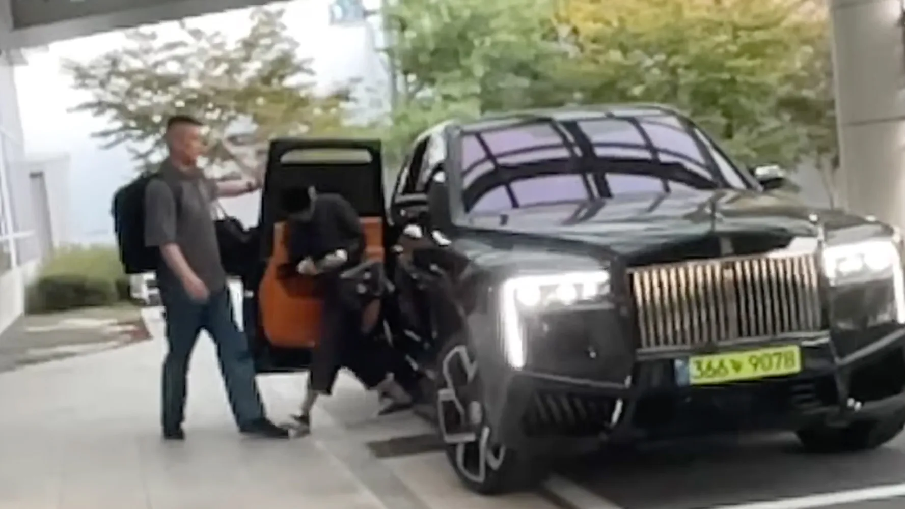 BIGBANG成員GD下午4點44分搭乘價值約2700萬元的勞斯萊斯抵達機場，下車不到1秒就進入商務中心。（圖／韓網直播）