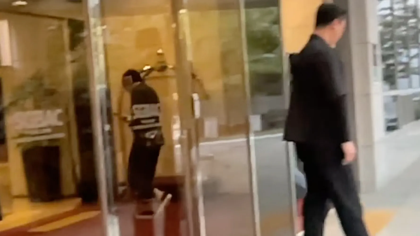 GD下車不到1秒就進入商務中心。（圖／韓網直播）