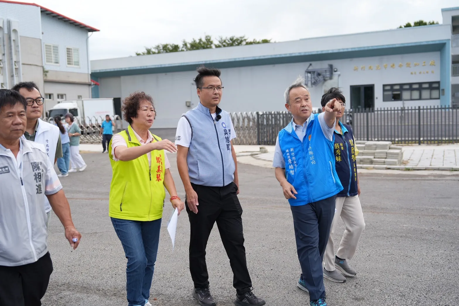 圖說：市場團隊現場說明廠區配置，與會人員關注運輸動線及鄰里生活品質。（圖/吳旭智競辦提供）