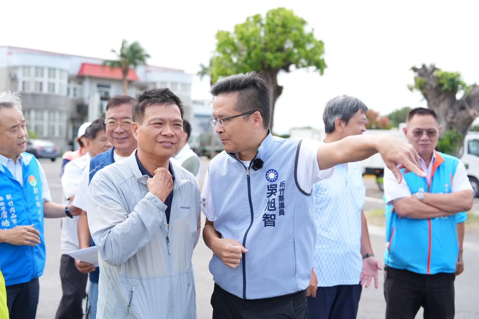 圖說：吳旭智與地方人士實地會勘，討論肉品直銷中心選址及周邊交通需求。（圖/吳旭智競辦提供）