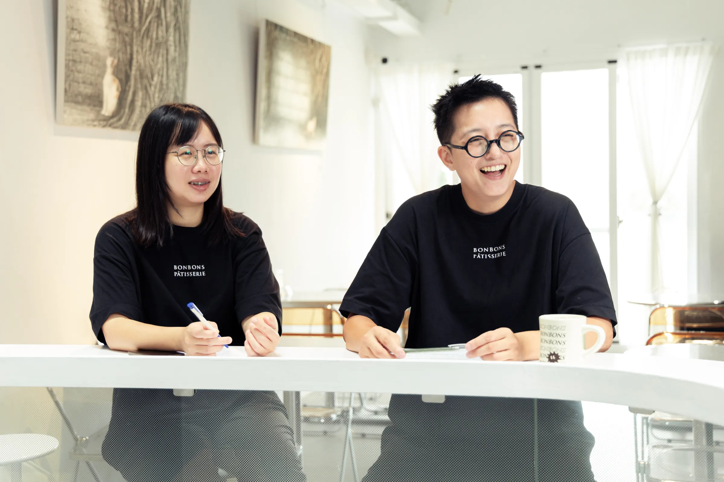 返鄉後，黃逸榛（左）、彭詩涵（右）兩人逐漸把差異變成分工。（風傳媒攝）