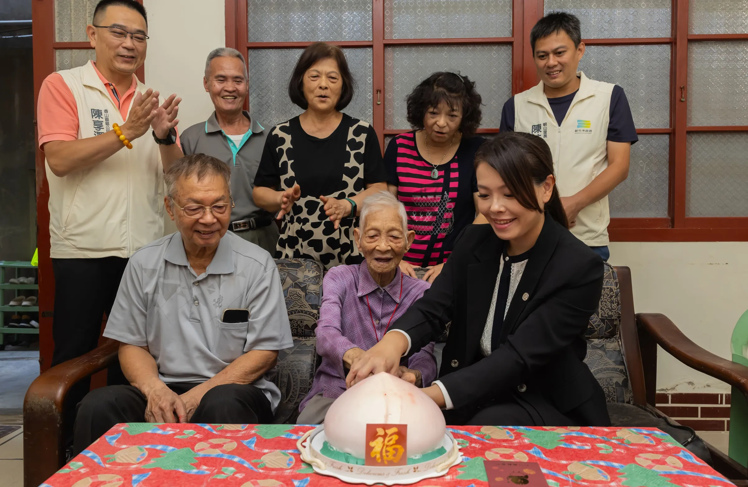市長高虹安與曾張梅奶奶一起切壽桃蛋糕慶生。（圖／新竹市政府提供）
