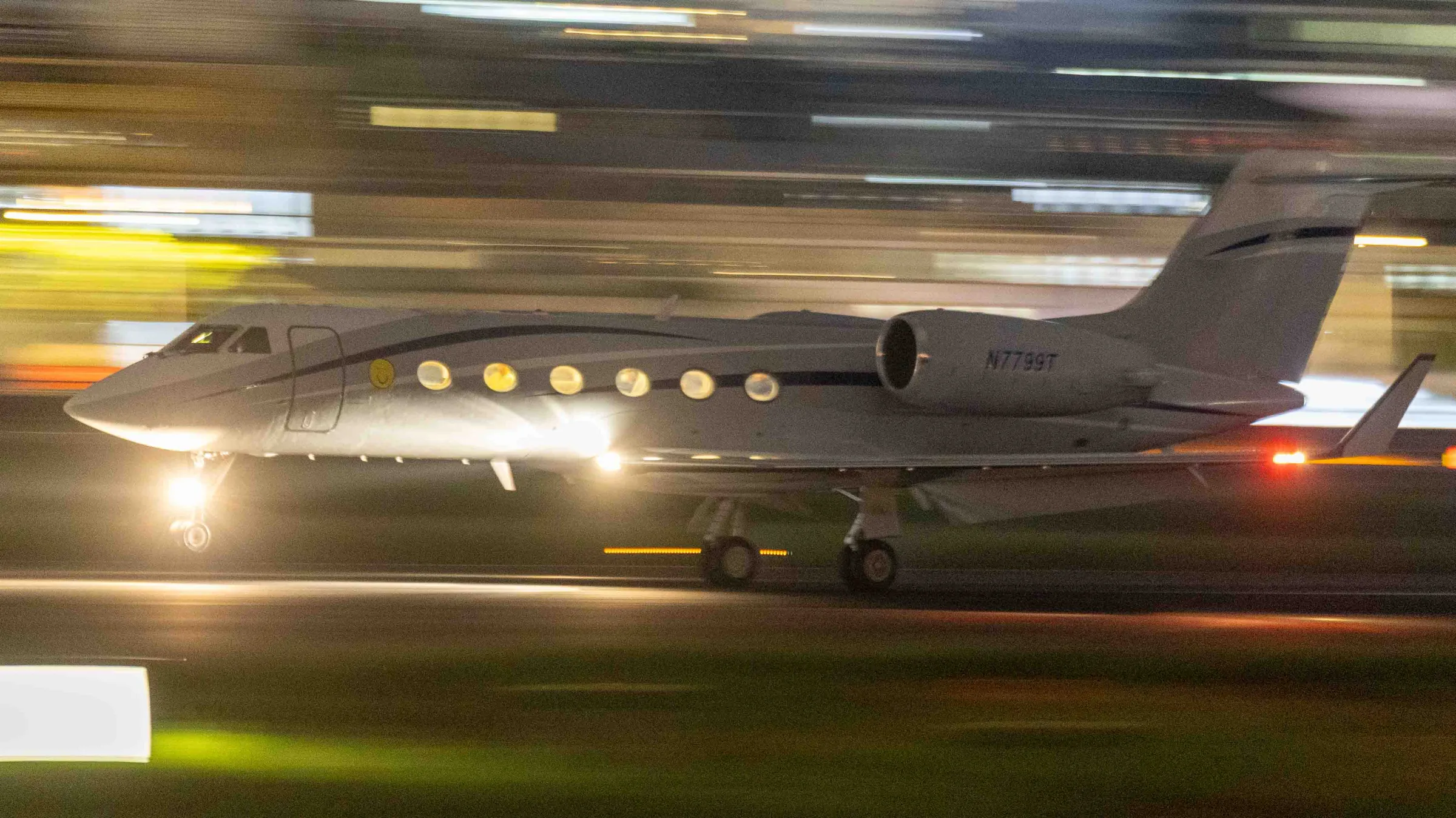 GD搭乘印有招牌笑臉圖案的私人飛機抵達台北松山機場，準備與太陽、大聲會合，迎接BIGBANG一連3天的大巨蛋演唱會。（圖／張一笙攝）