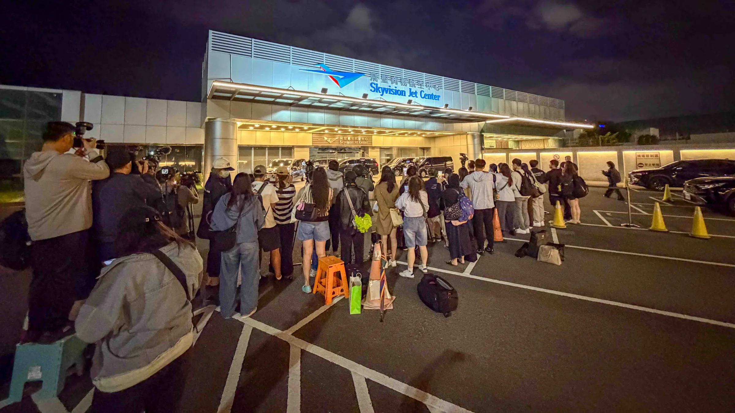 GD搭乘私人飛機抵達台北松山機場，超過50名粉絲提前3小時守候，卻只見到偶像短短4秒的身影。（圖／張一笙攝）