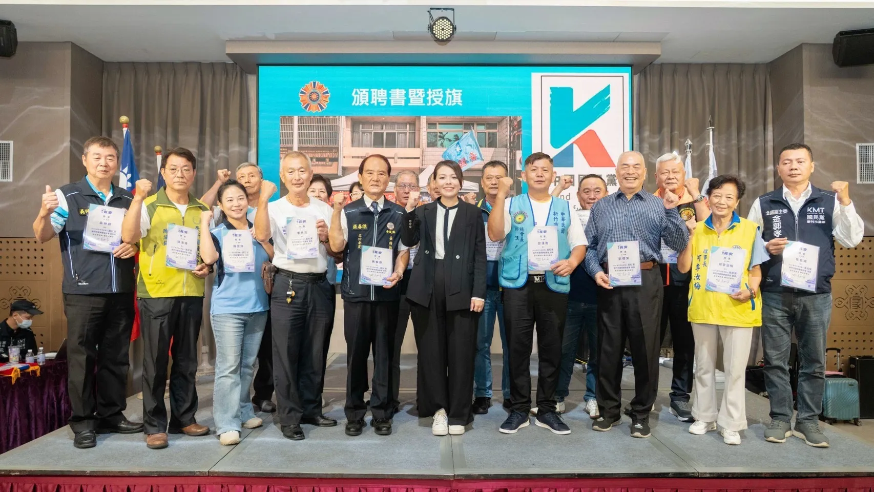 後援會成員手持聘書與高虹安合影，投入地方組織串聯及選戰動員。（圖／高虹安競辦提供）