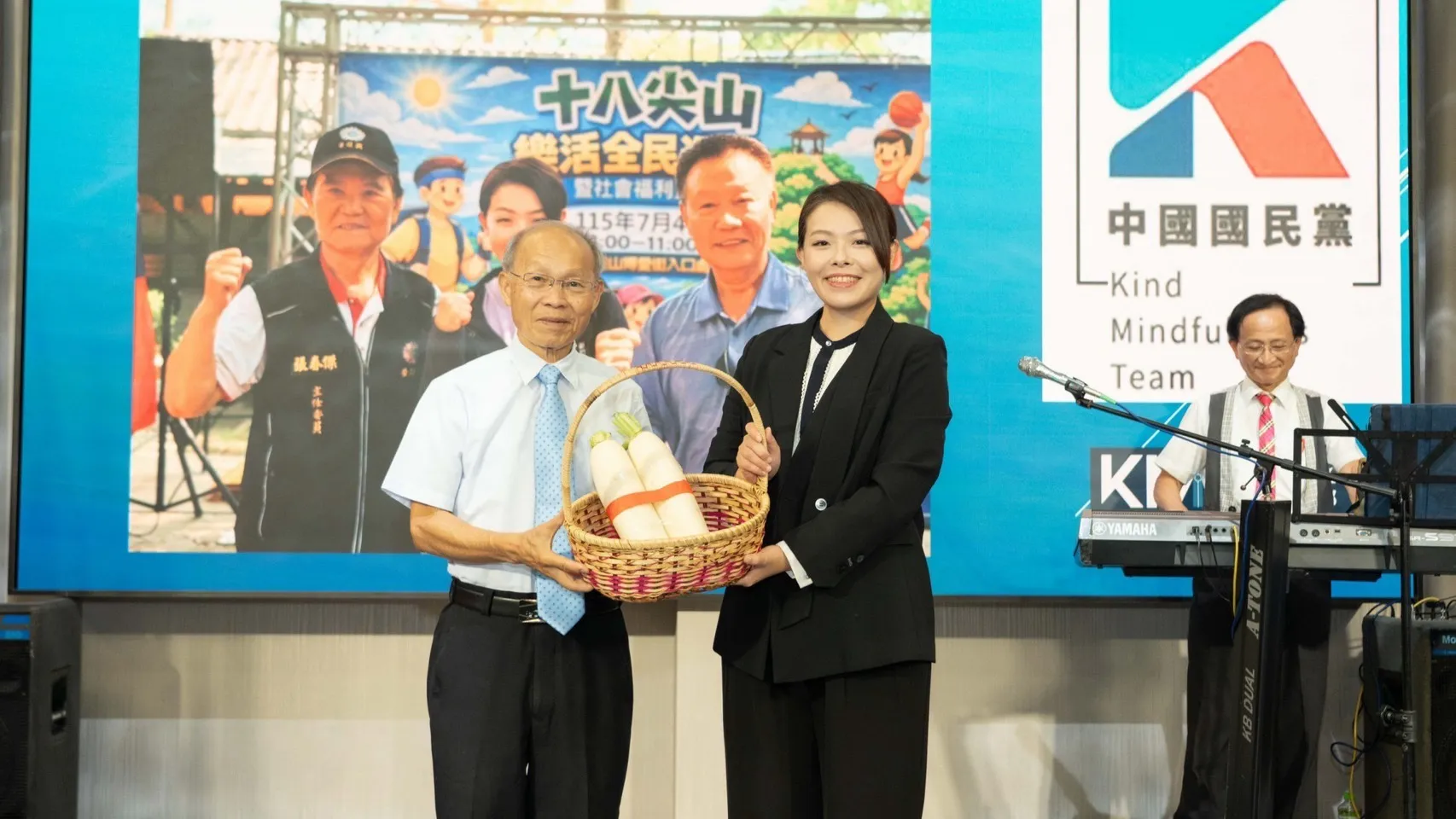 成立大會準備象徵「好彩頭」的白蘿蔔，為高虹安爭取連任送上祝福。圖／高虹安競辦提供