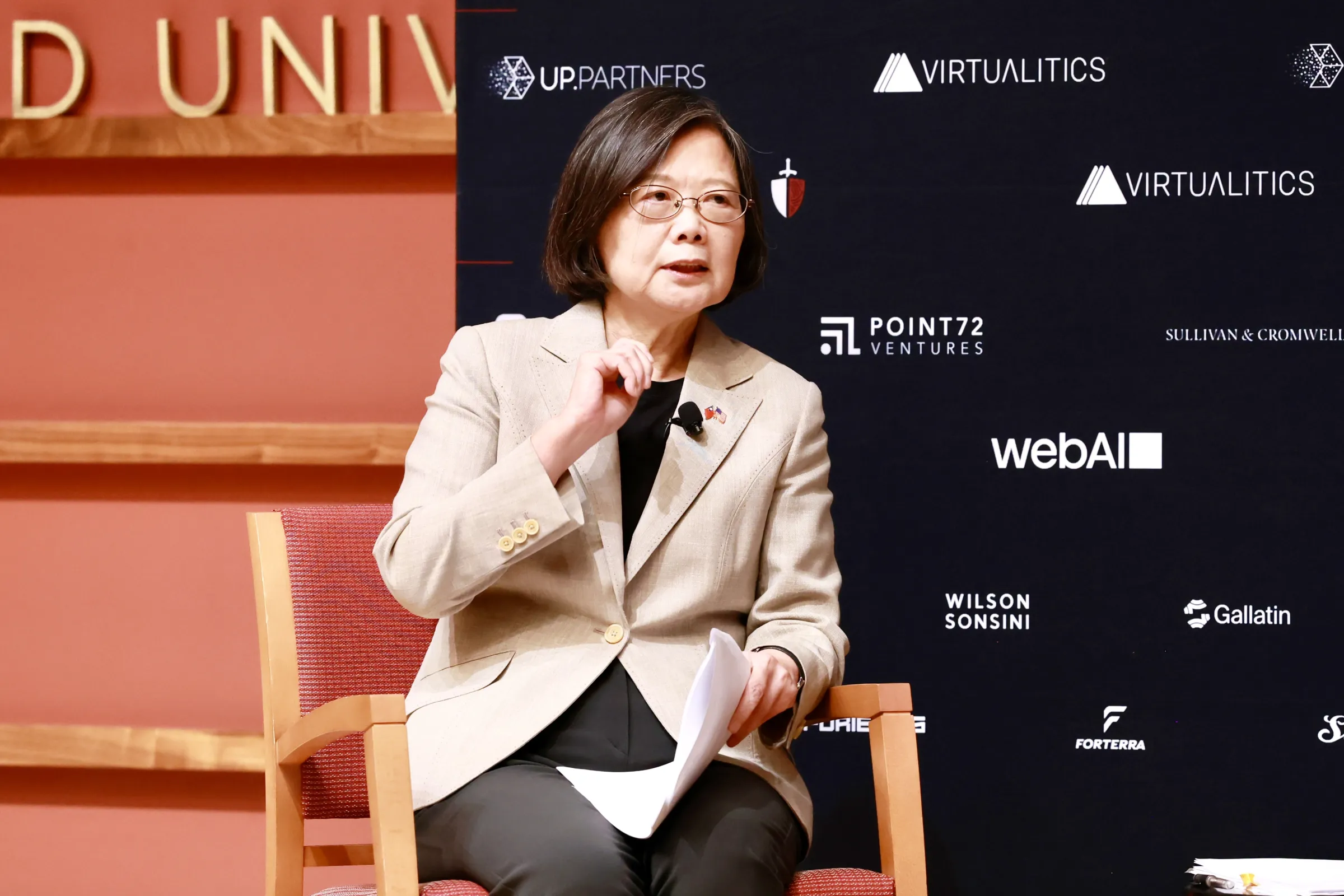2026年10月8日、訪米中の前総統・蔡英文氏が「Stanford DEFCON 2026 テクノロジーと国家安全保障シンポジウム」に出席し演説を行った。（蔡英文辦公室提供）