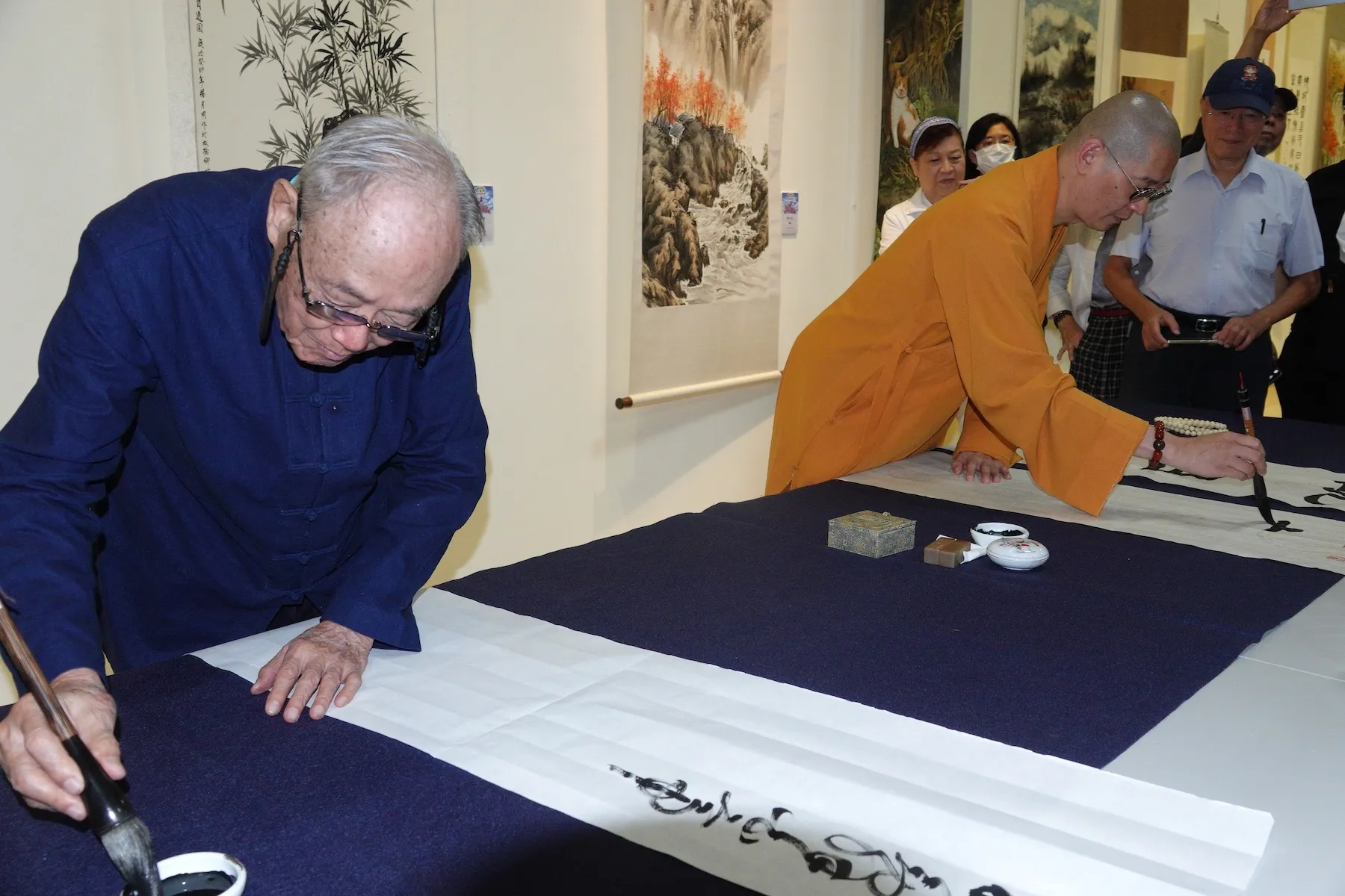 書法創作者於「中華文耀．丙午之美．馬到成功－國際藝術聯展」開幕現場即席揮筆，展現傳統書藝與當代藝文交流的活力。（圖/新北市政府文化局）