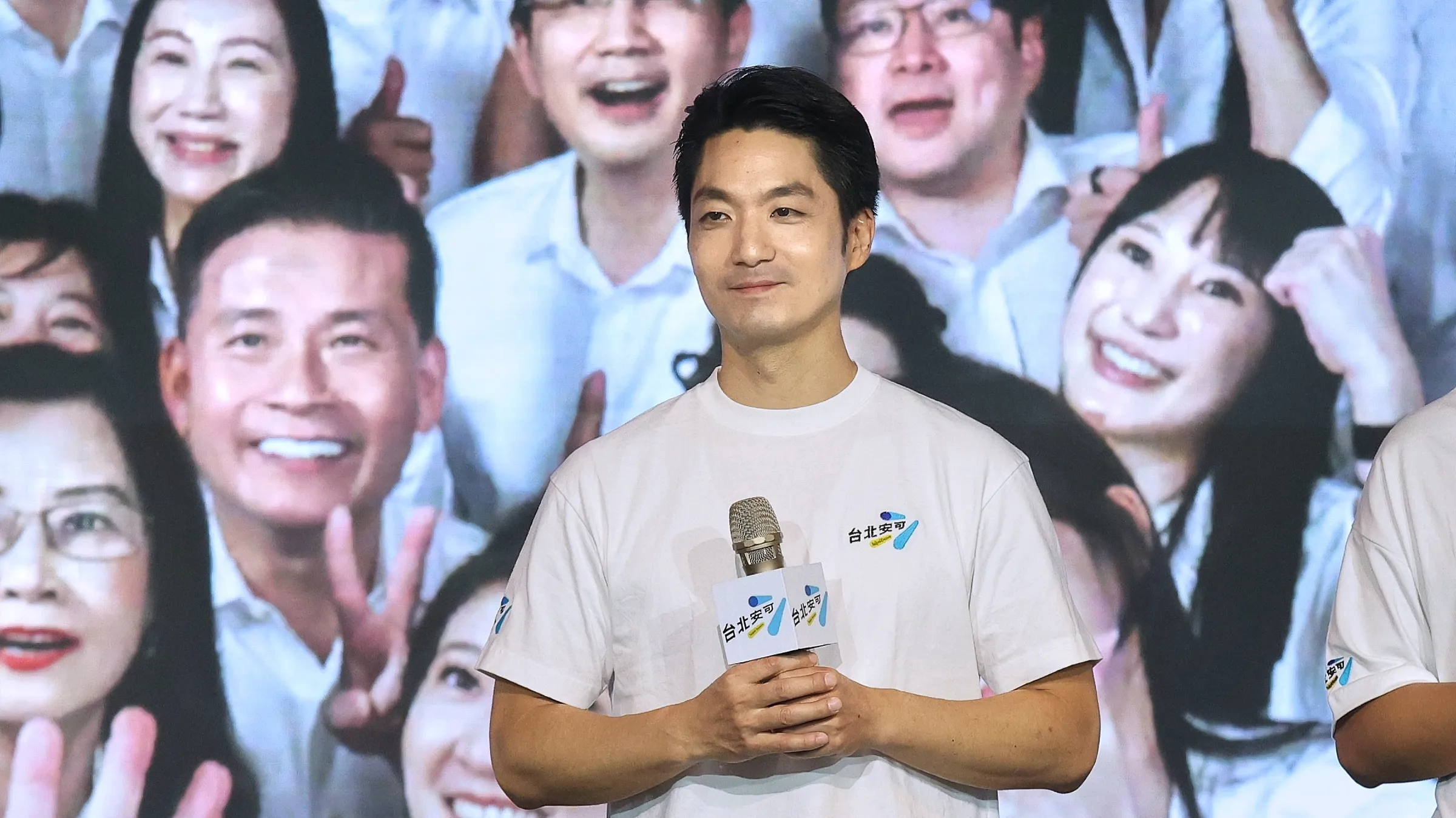 民進党は喫煙所、児童虐待事件、キノコ型の日よけパラソル、学校給食の無償化政策など市政の問題を集中的に追及し、再選を目指す蒋万安市長は対応に追われた。（資料写真、柯承惠撮影）
