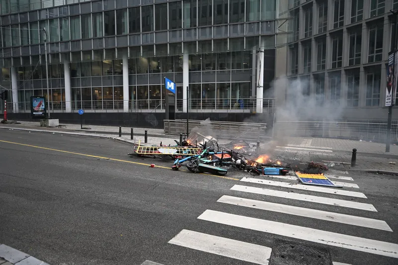 布魯塞爾示威者四處破壞　焚燒共享滑板車 布魯塞爾市區9日發生暴動，部分極端示威者沿路破壞公共設施，包含垃圾桶、公車亭、路障，並焚燒共享滑板車。中央社記者吳柏緯布魯塞爾攝115年10月10日
