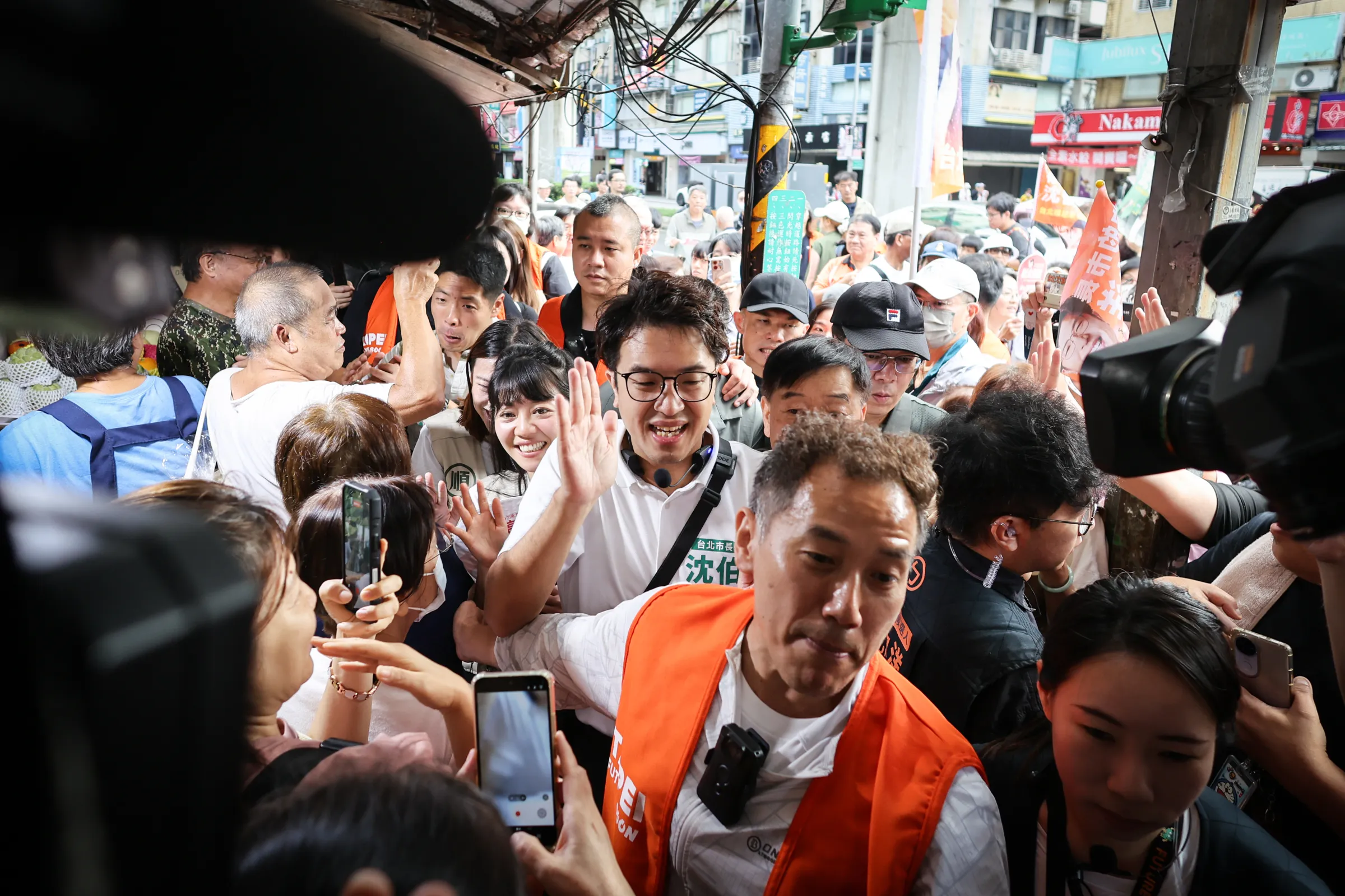 民進党の台北市長候補、沈伯洋氏が練り歩く「地上戦」には人が集まり、SNSでの「空中戦」でも「洋流」が起きている。（陳品佑撮影）