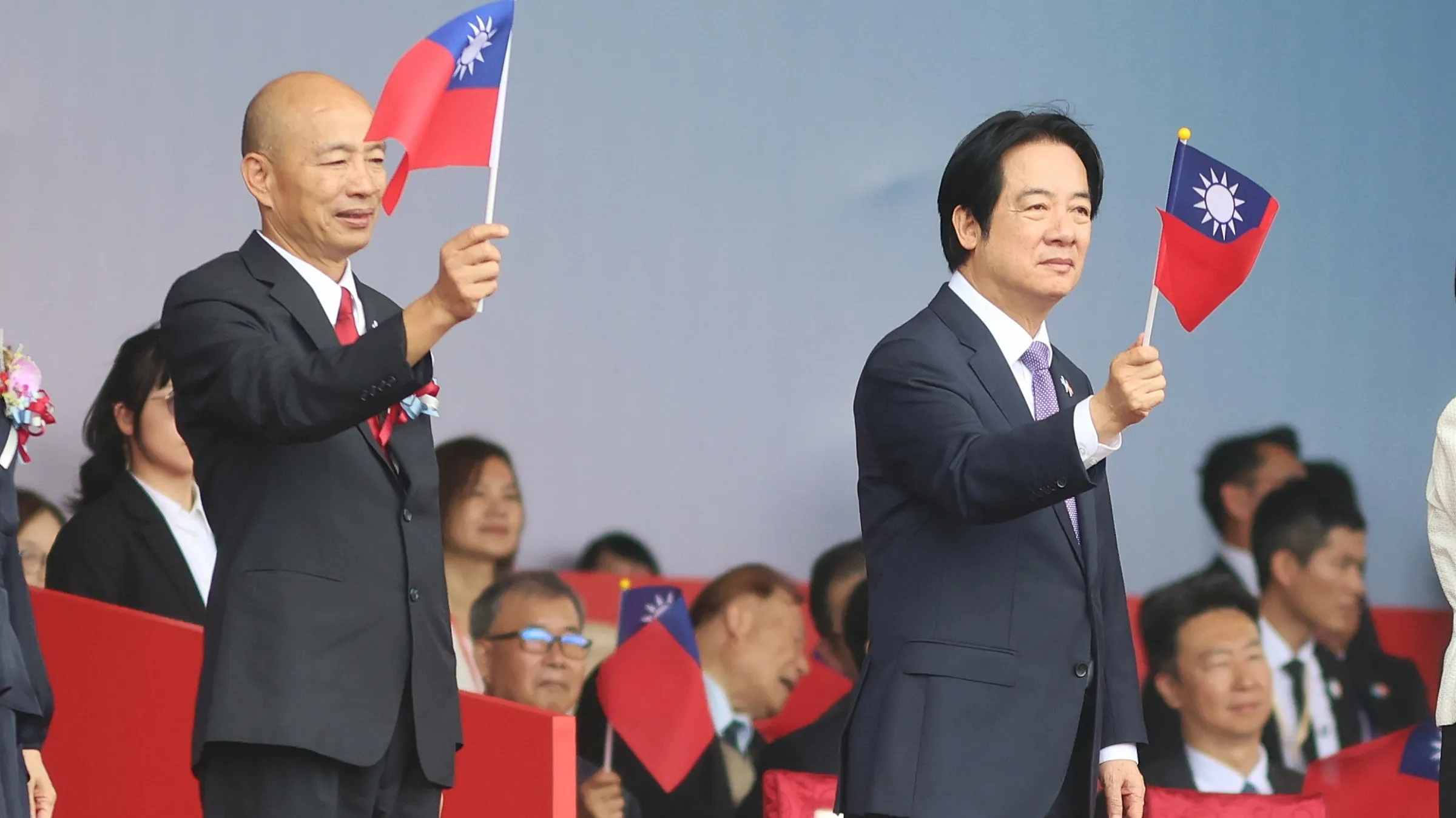 20261010-115年國慶大會,大會主席韓國瑜（左）、總統賴清德（ 右）揮舞國旗。（柯承惠攝）