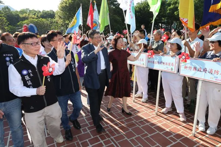 縣長楊文科與議長張鎮榮向參加國慶升旗的民眾致意。（圖／新竹縣政府提供）