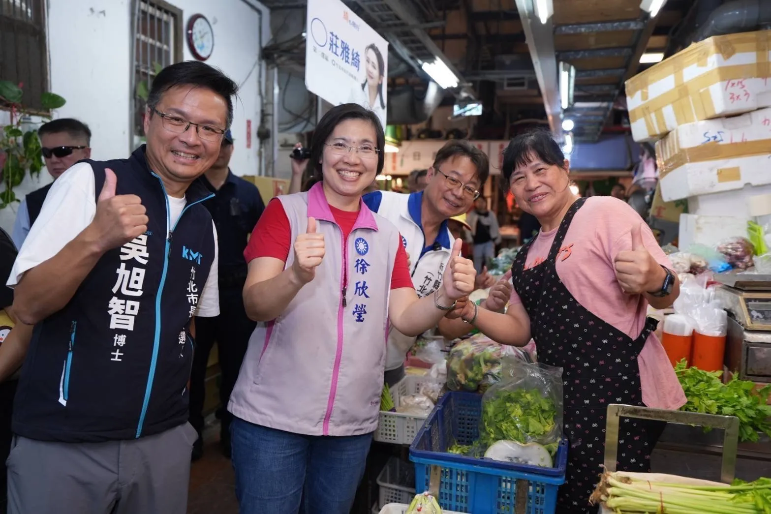 吳旭智與徐欣瑩走訪天后宮市場，與攤商合影、比讚，爭取地方支持。（圖/吳旭智競辦提供）