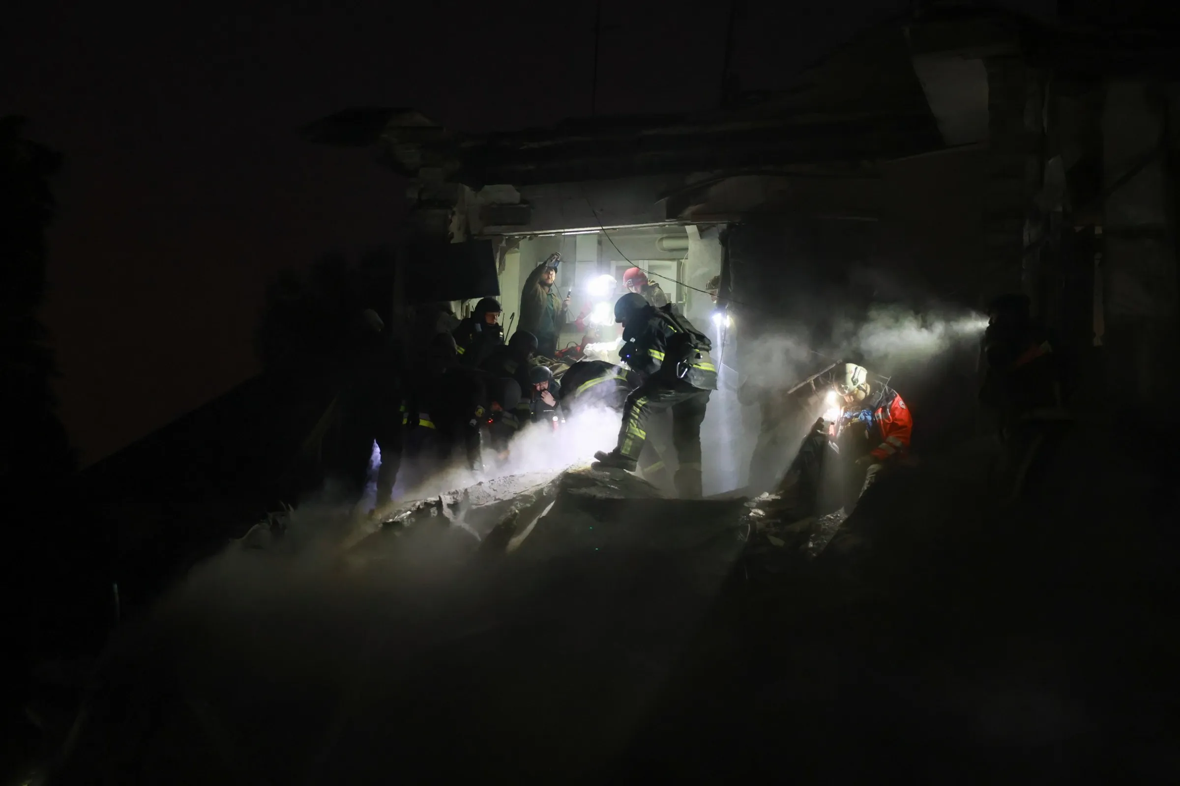 2026年10月10日，烏克蘭札波羅熱，救援人員清理遭俄軍空襲摧毀的住宅大樓瓦礫。（美聯社）