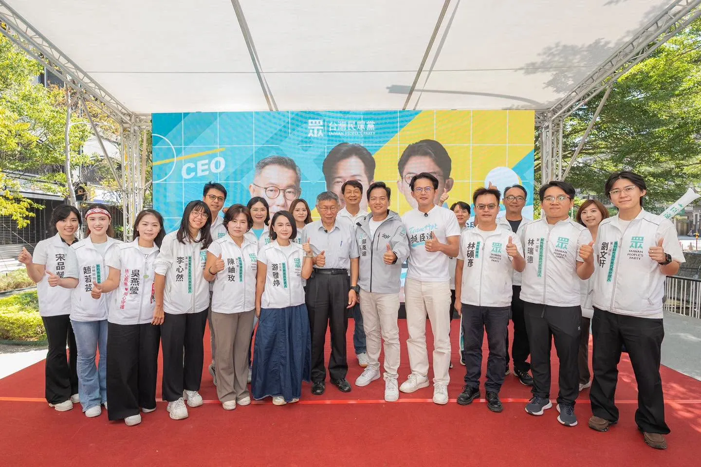 20261011-邱臣遠（前排右五）競總成立，柯文哲（前排左七）、黃國昌（前排右四）到場力挺。（取自邱臣遠臉書）