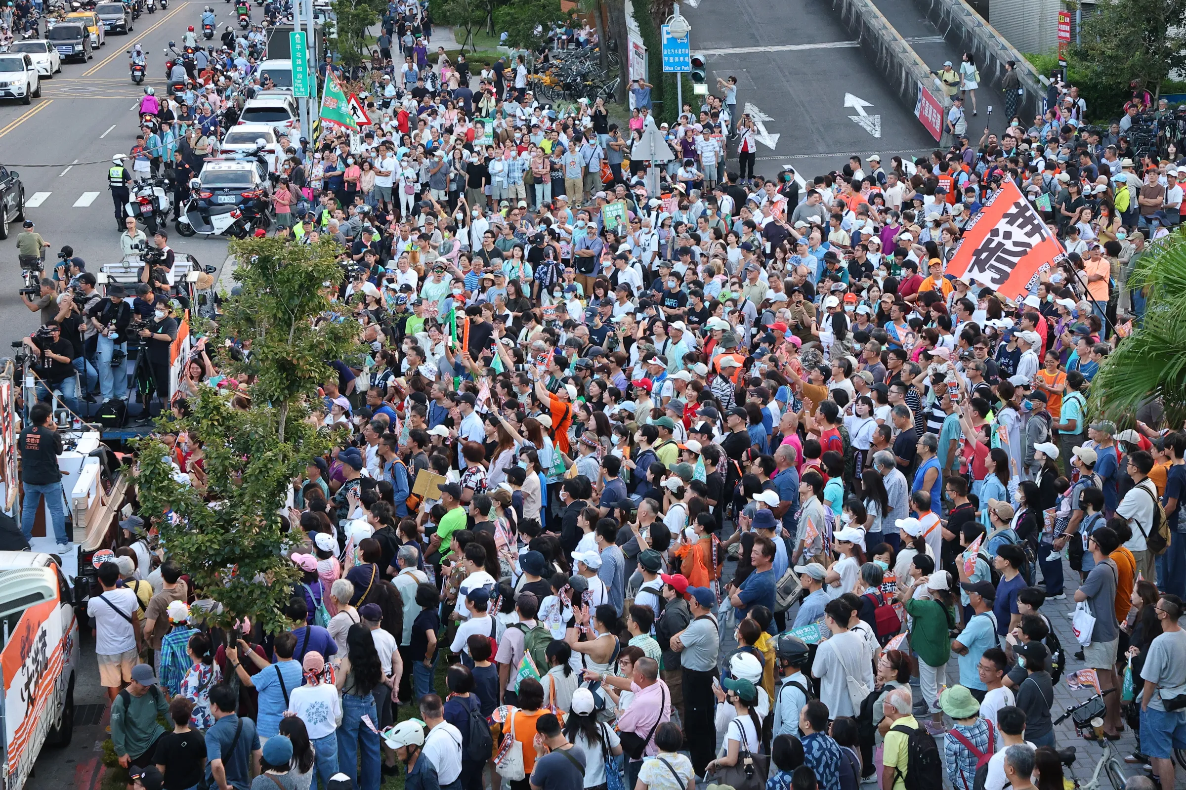 沈伯洋氏は先に台北市の中山区・大同区で車列を組んで街頭で支持を訴え、大勢の支持者が集まった。（顏麟宇撮影）
