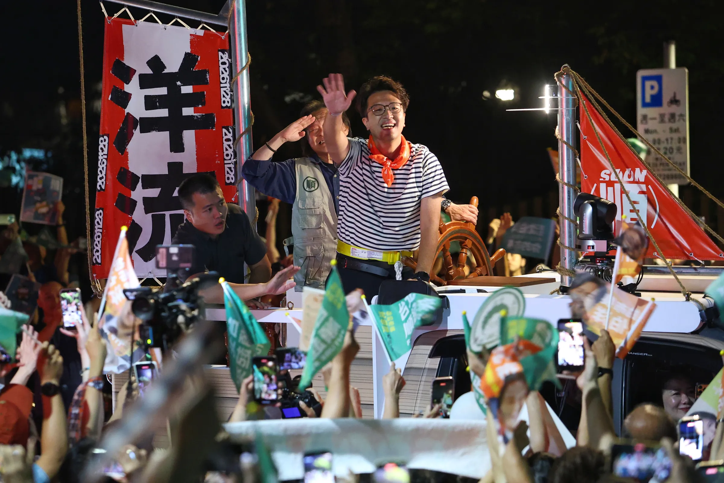 20261011-民進党の台北市長候補・沈伯洋氏が11日、中山大同区で車載スピーチによる選挙運動を行った。（顏麟宇撮影）