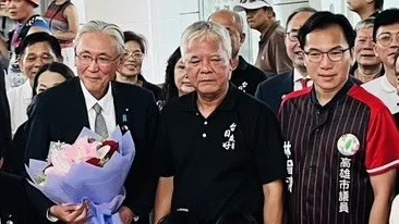 自民黨眾議員古屋圭司（左起）率隊訪問，紅毛港保安堂主委張吉雄、議員林智鴻迎接。（圖/林智鴻服務處提供）