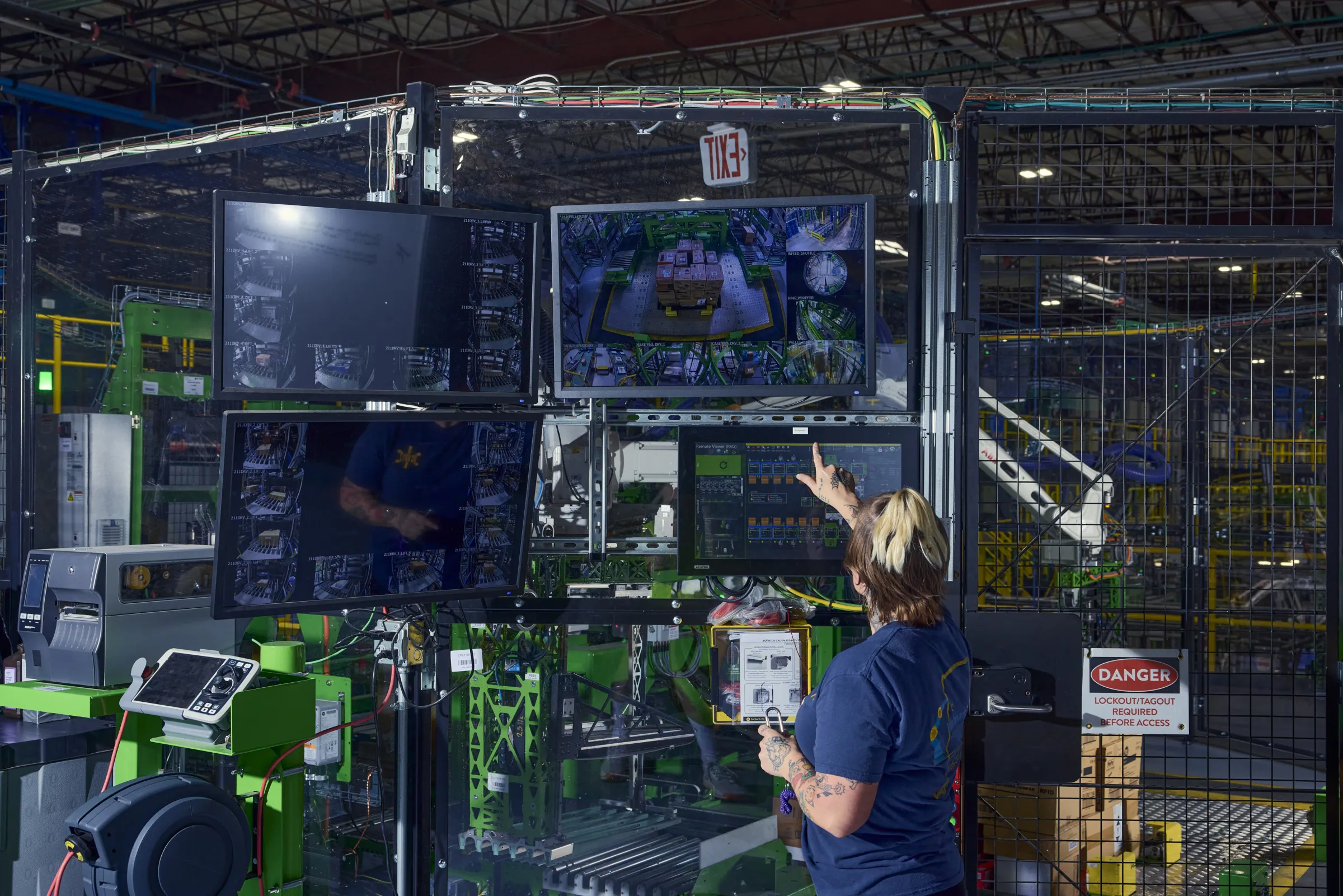 自動化系統創造了新的負責管理機器人與軟體的倉庫職位。（Brian Kaiser for WSJ）
