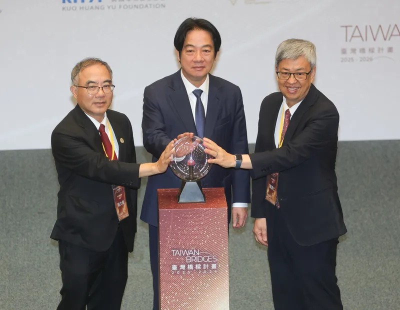 賴總統出席「台灣橋梁計畫」閉幕式（3） 「台灣橋梁計畫」閉幕式12日在台灣大學舉行，總統賴清德（中）、中研院長陳建仁（右）、台大校長陳文章（左）共同進行閉幕儀式。中央社記者謝佳璋攝115年10月12日