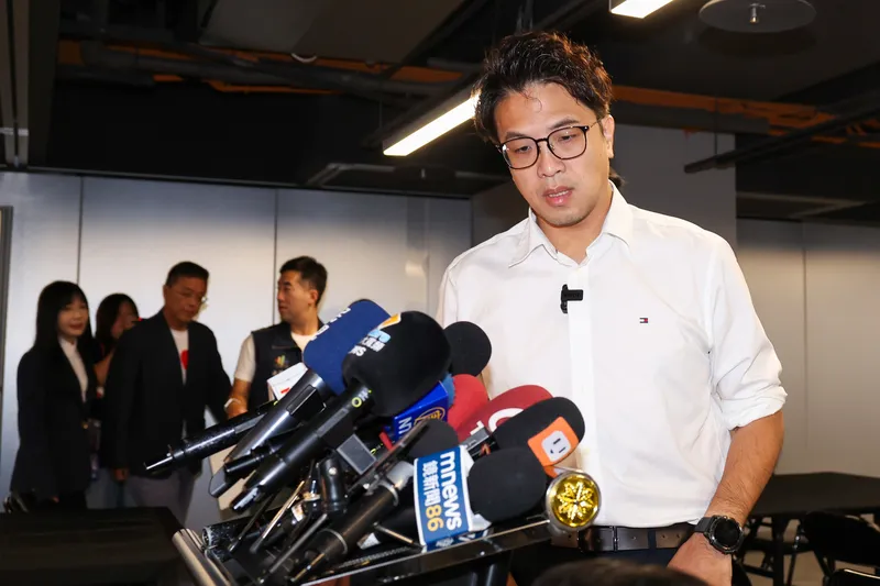 沈伯洋出席台北市76人年輕里長聯誼會（1） 民進黨台北市長參選人沈伯洋（前）12日上午出席台北市76人年輕里長聯誼會建議及交流活動，會前接受媒體聯訪。中央社記者吳家昇攝115年10月12日