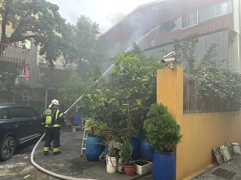 桃園八德住宅火警　女子燒燙傷頸部刀傷送醫不治 桃園市八德區一處民宅11日發生火警，消防人員在現場救出1名盧姓女子，呈現OHCA（到院前心肺功能停止）狀態，送醫後仍不治。警方初步了解，死者有刀傷且疑似人為縱火，逮捕一名嫌犯，全案報請桃園地檢署偵辦。（桃園市政府消防局提供）中央社記者吳睿騏傳真115年10月12日
