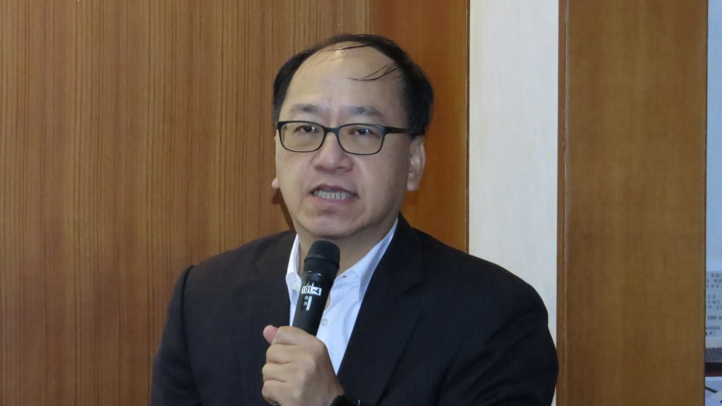 政大選研中心特聘研究員暨政治系合聘教授陳陸輝指出，20至29歲的年輕人們開始注意兩岸議題，可能是因為這個族群容易受到戰爭衝擊所致。（楊騰凱攝）