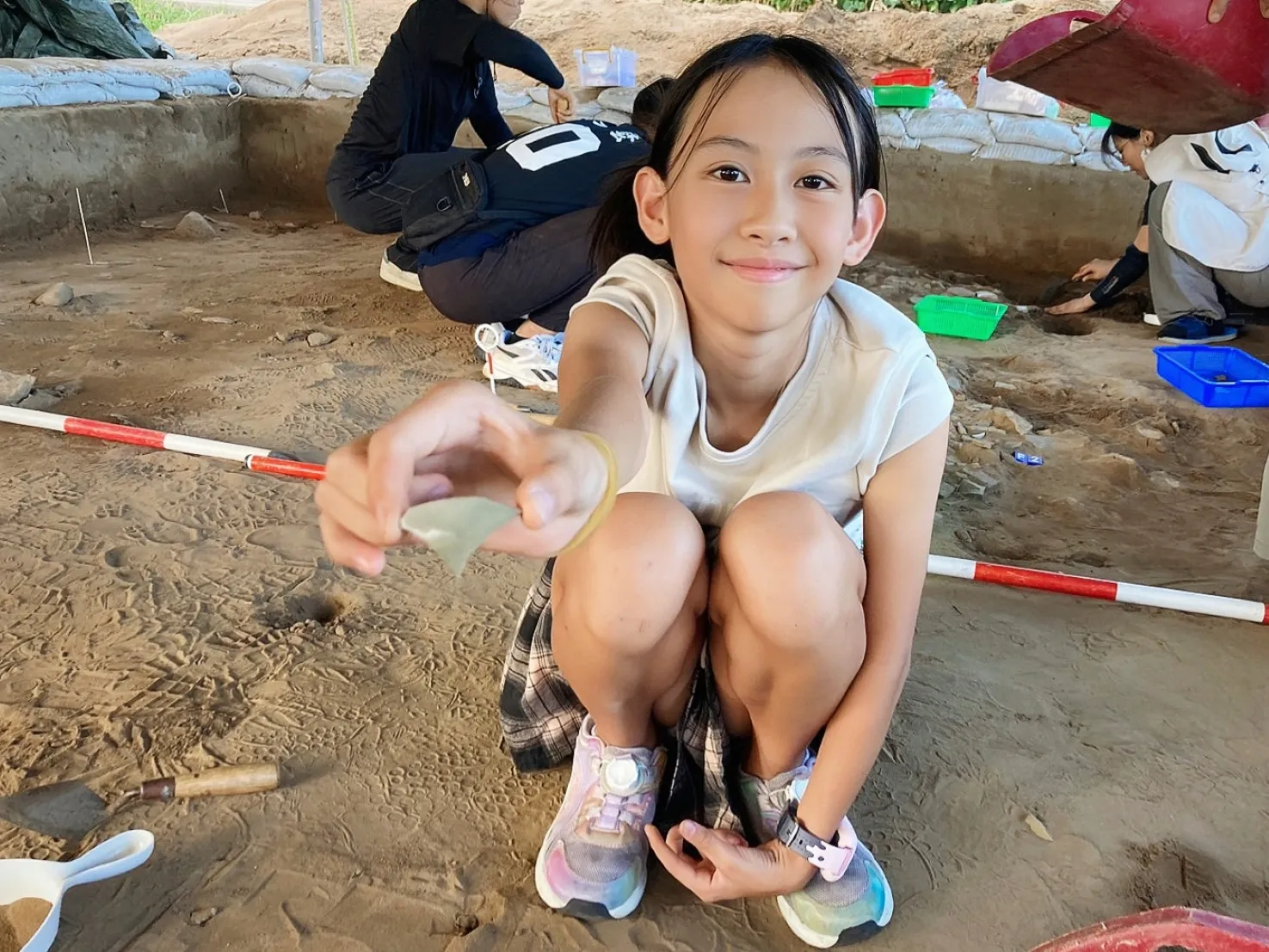 認識各式發掘工具並親自動手操作。(圖/新北市立十三行博物館)