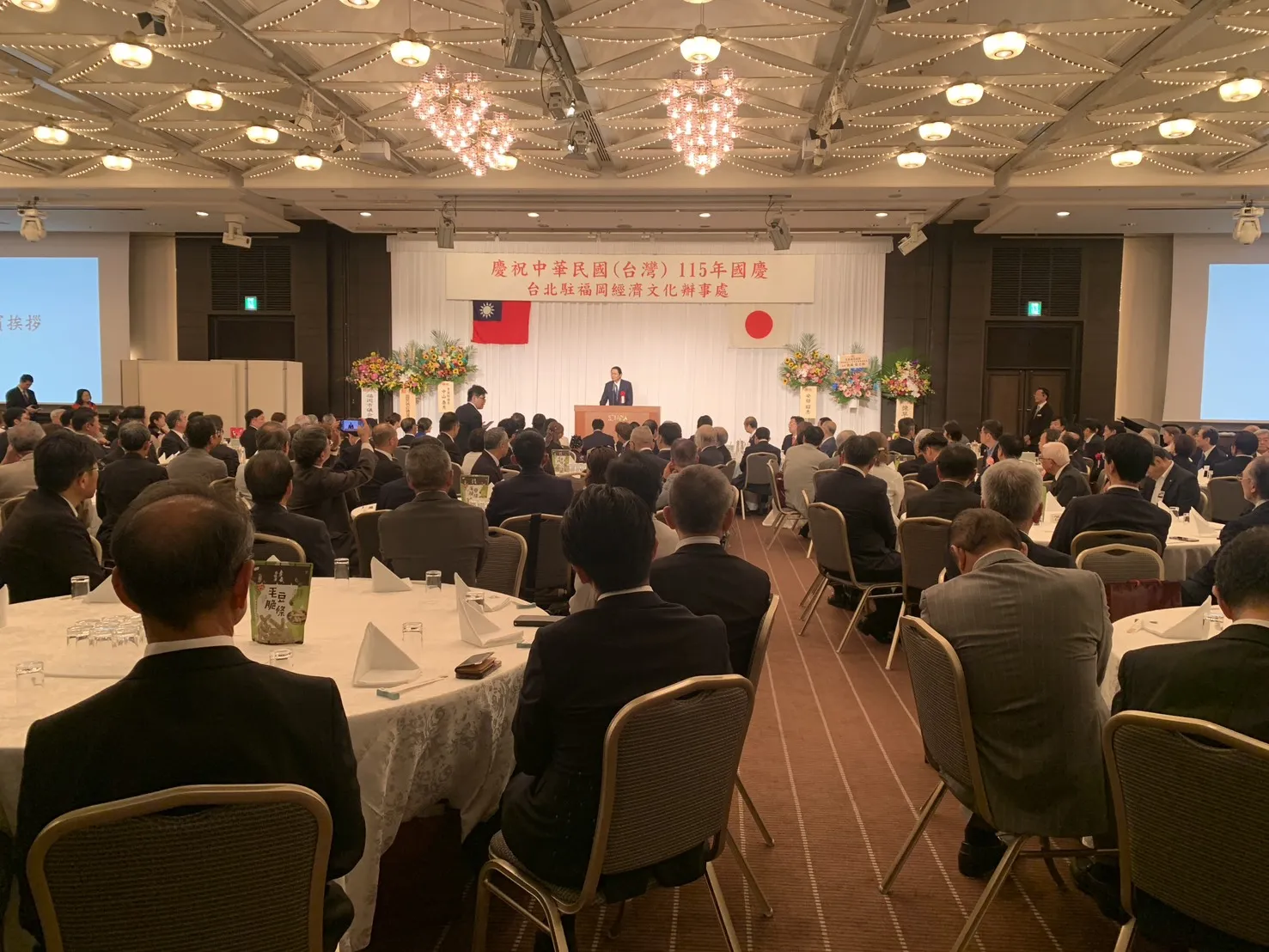 市長黃偉哲向現場貴賓介紹台南好物，現場匯聚九州及山口地區的政商僑學界領袖場面盛大。（圖/台南市政府提供）