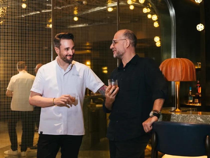 台北洲際酒店餐飲副總經理Karsten Roettger（右）與餐飲廚藝總監Trevor Allan MacLeod（左）。（台北洲際酒店提供）