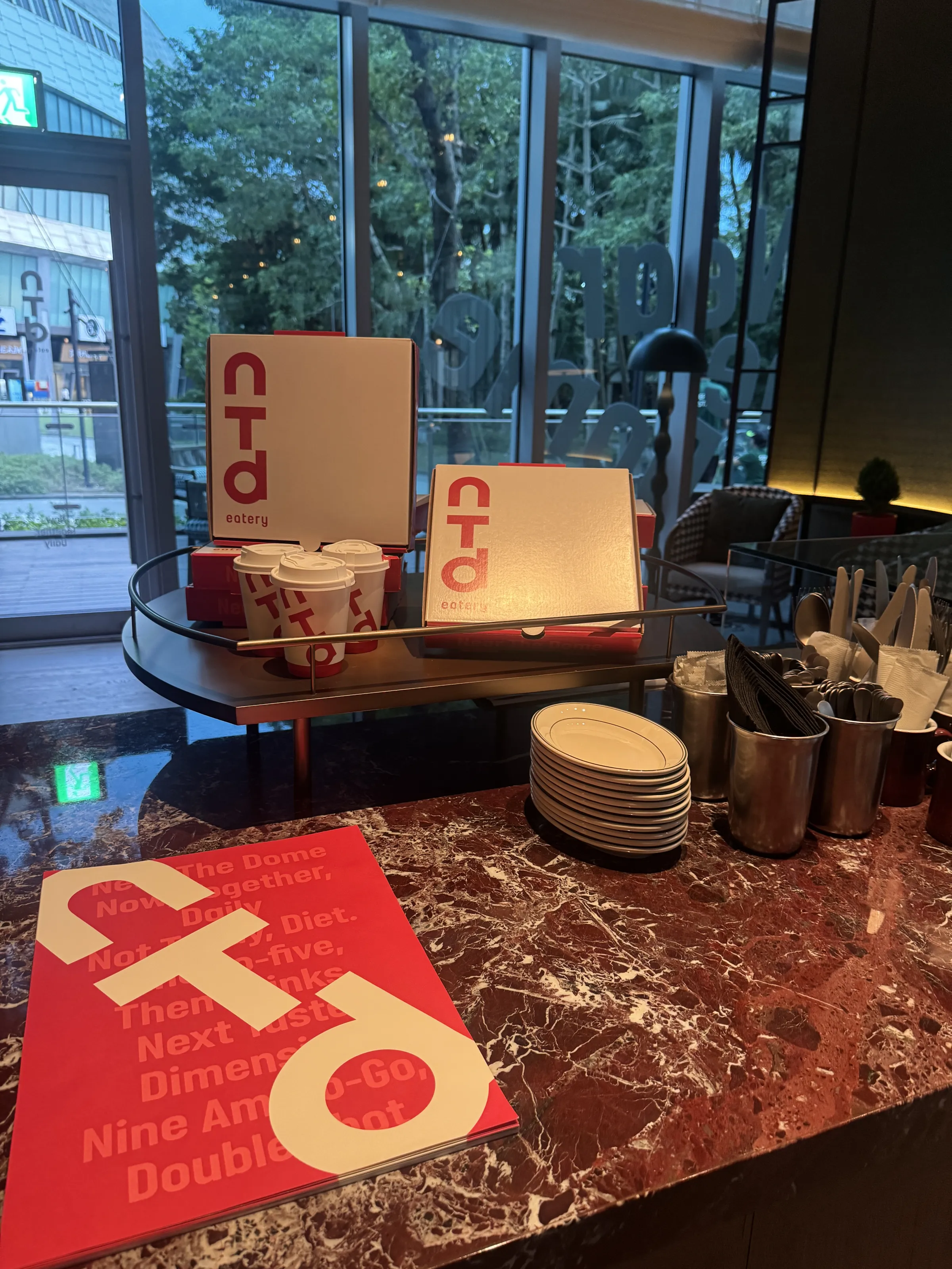 《NTD Eatery》淡化傳統飯店餐廳的正式感，整間店充滿活潑氛圍，還設有外帶披薩區讓前往大巨蛋看球賽的球迷可以方便食用。（劉芯衣攝）