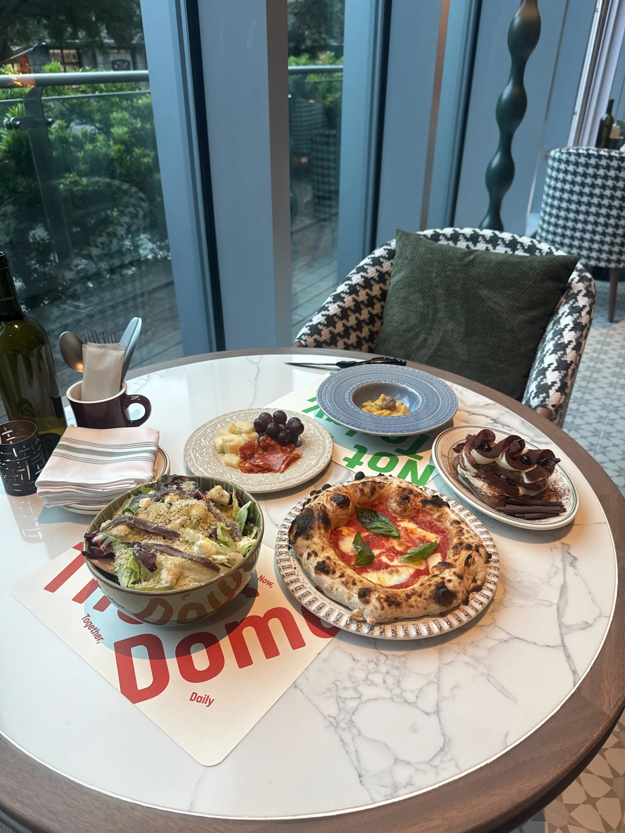 《NTD Eatery》以義式小酒館形式切入日常餐飲市場，提供披薩、燉飯、沙拉及義大利麵等。（劉芯衣攝）