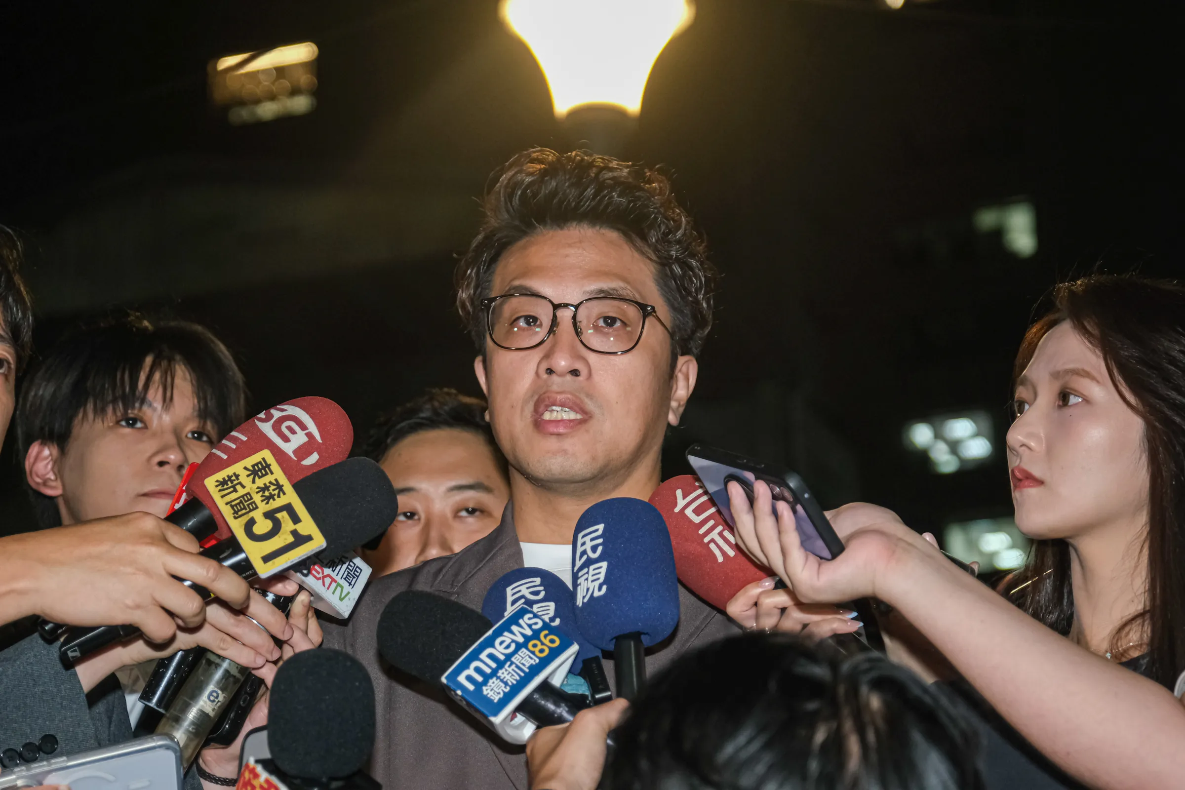 20261013-民進黨台北市長參選人沈伯洋（中）13日出席台北市長候選人論壇「台北．無限之城」，圖為受訪情形。（劉偉宏攝）