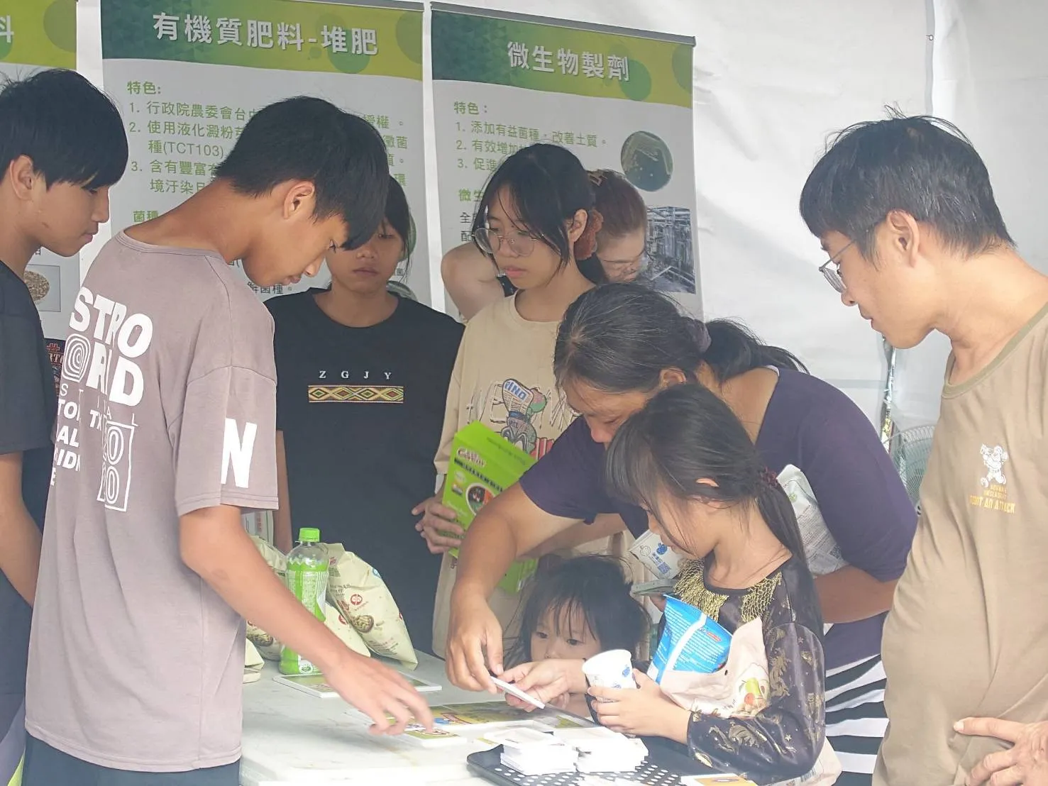 福壽產品展銷會現場免費試吃民眾熱烈參與。（圖／太古汽車集團提供）