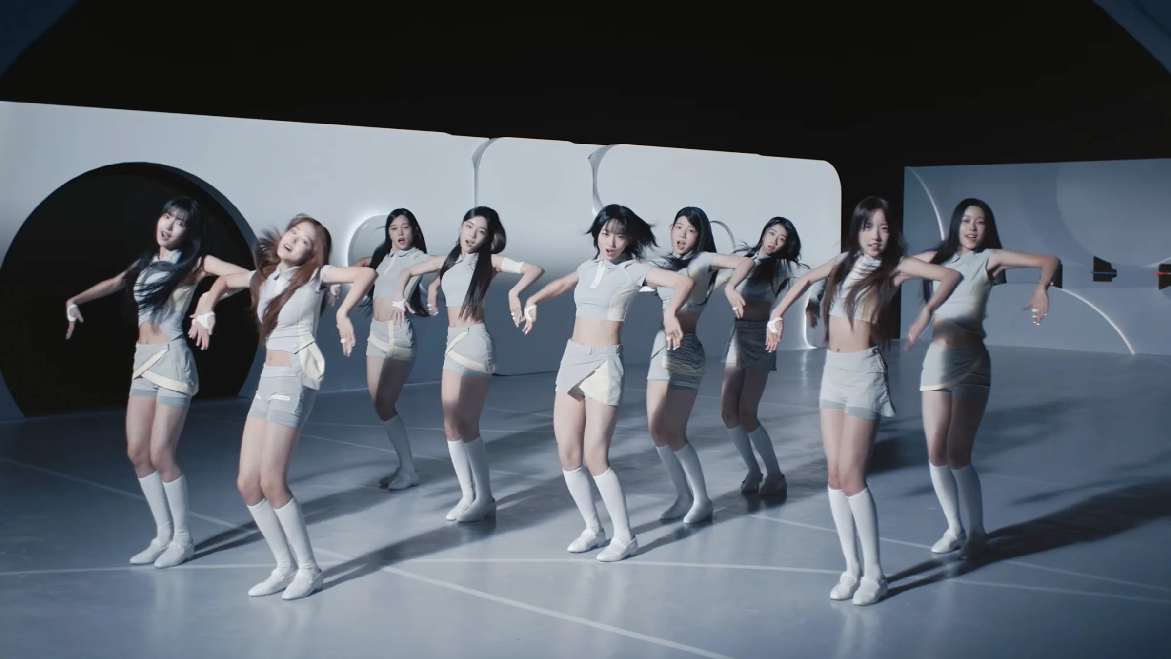 A2O LITE出道曲〈NEON〉公開後迅速累積討論度，部分粉絲認為歌曲編排及舞台風格充滿早期SM娛樂特色，彷彿看見二代韓團的影子。（圖／翻攝自YouTube@A2O WORLD）