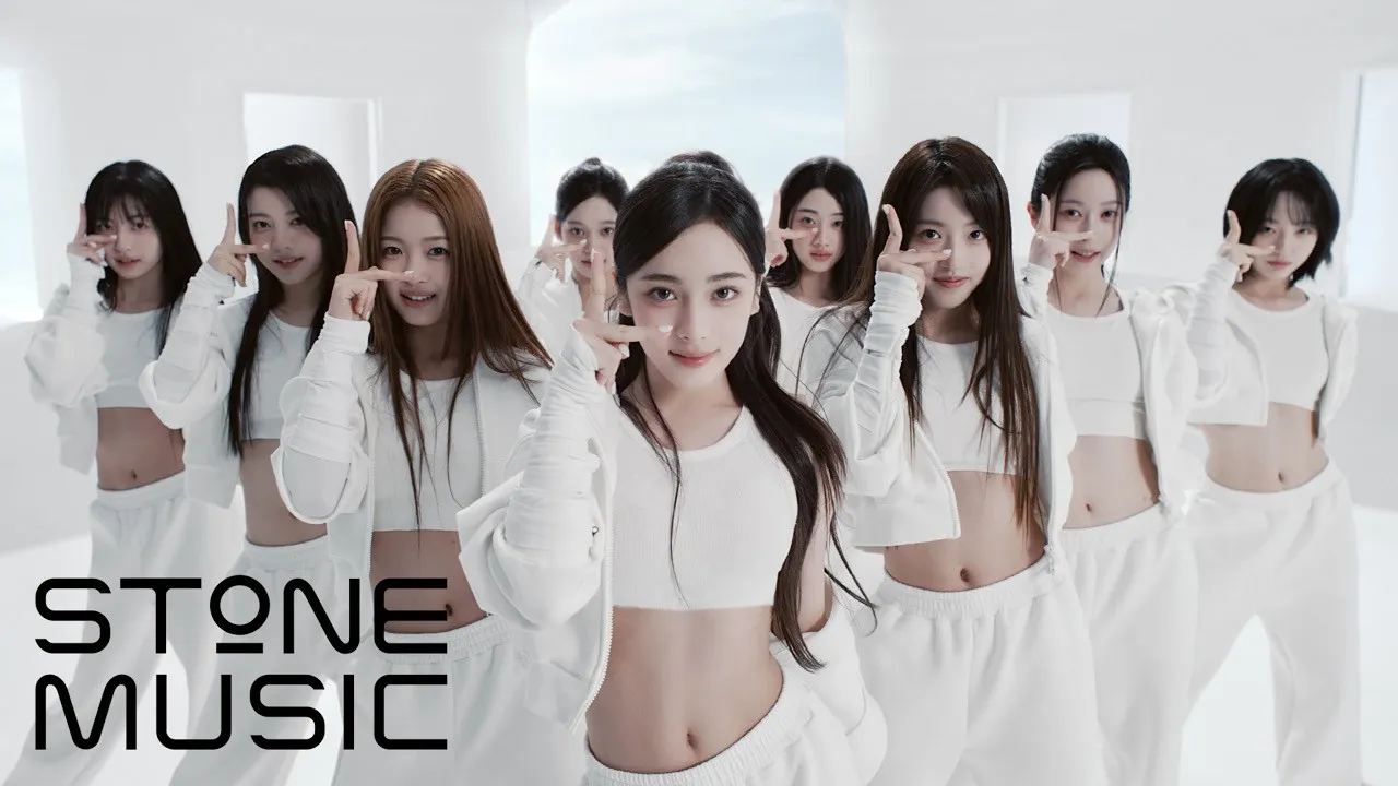 A2O LITE於10月12日公開出道舞台，13日推出首支數位單曲〈NEON〉，以整齊刀群舞與充滿未來感的造型吸引粉絲目光。（圖／翻攝自YouTube@A2O WORLD）