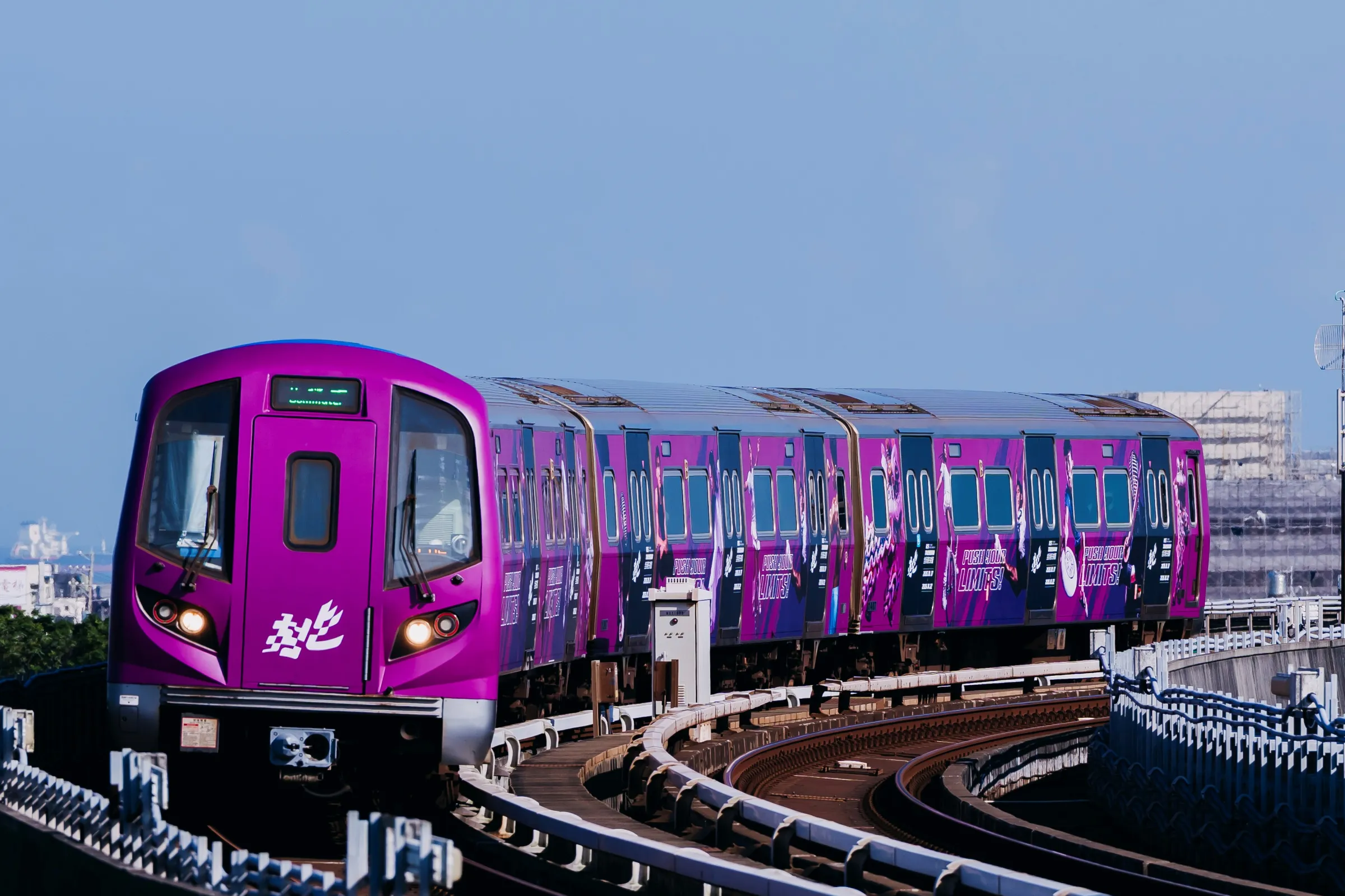 全民運彩繪列車以運動員的動態英姿為主要視覺，穿梭桃園城市間，展現滿滿的運動能量。