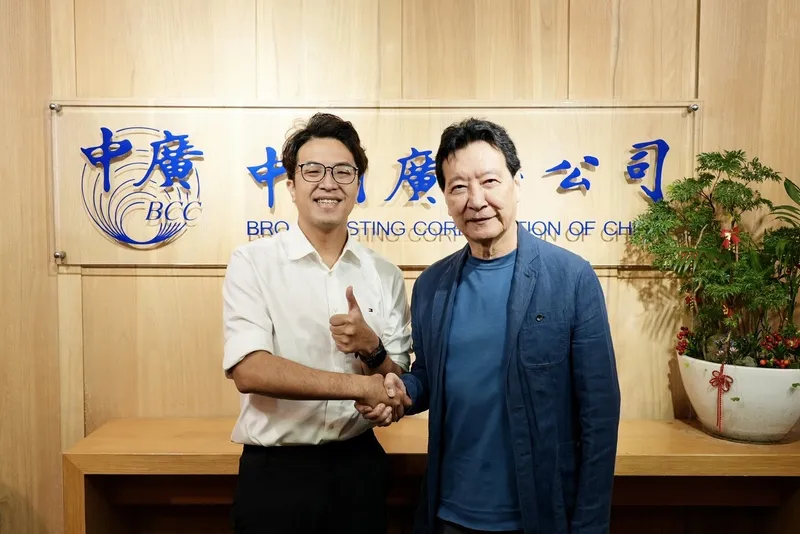 沈伯洋接受趙少康廣播專訪 民進黨台北市長參選人沈伯洋(左)14日接受中廣流行網「趙少康時間」主持人趙少康(右)專訪。沈伯洋被問及松山機場遷移議題時說,提出的人要說清楚配套。(沈伯洋競辦提供)中央社記者劉建邦傳真115年10月14日