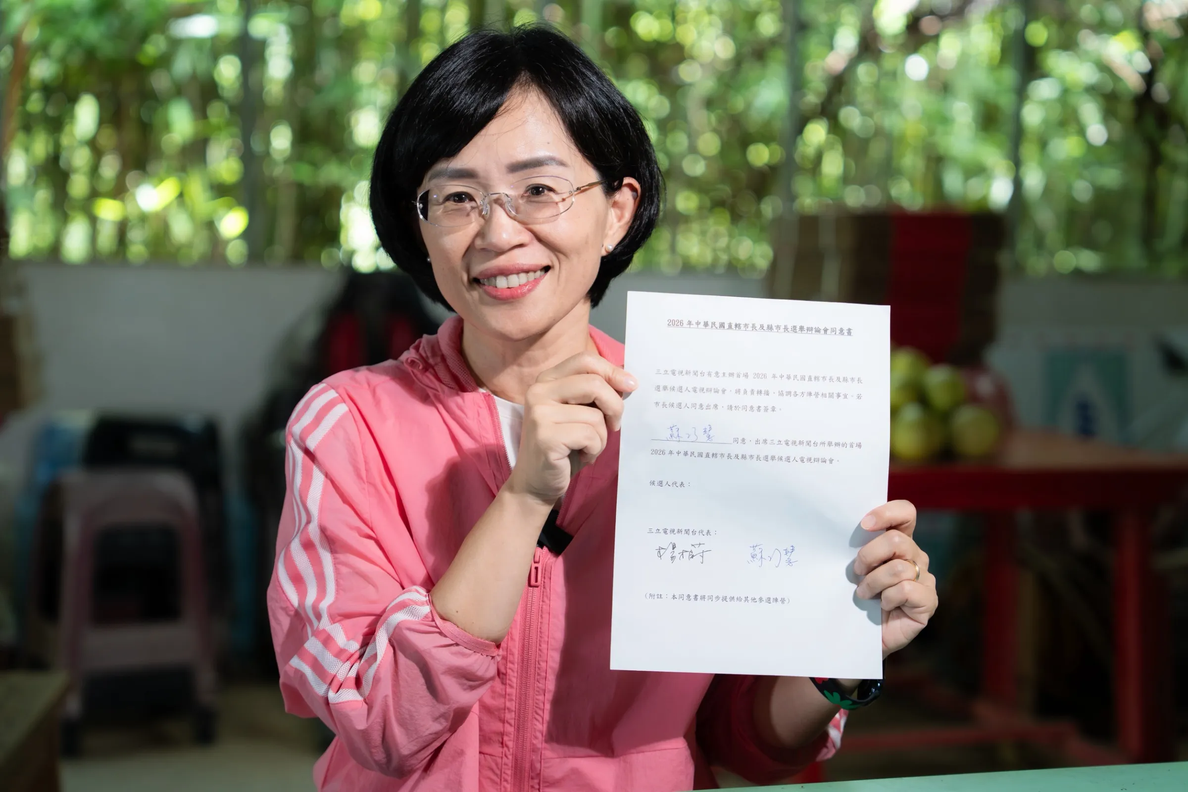 立委林楚茵直接秀出蘇巧慧親筆簽署的4家媒體辯論邀請同意書，質疑李四川至今未公開提出媒體辯論同意文件，卻先放話對手不敢上場，根本是「做賊喊抓賊」。（圖/徐炳文翻攝）