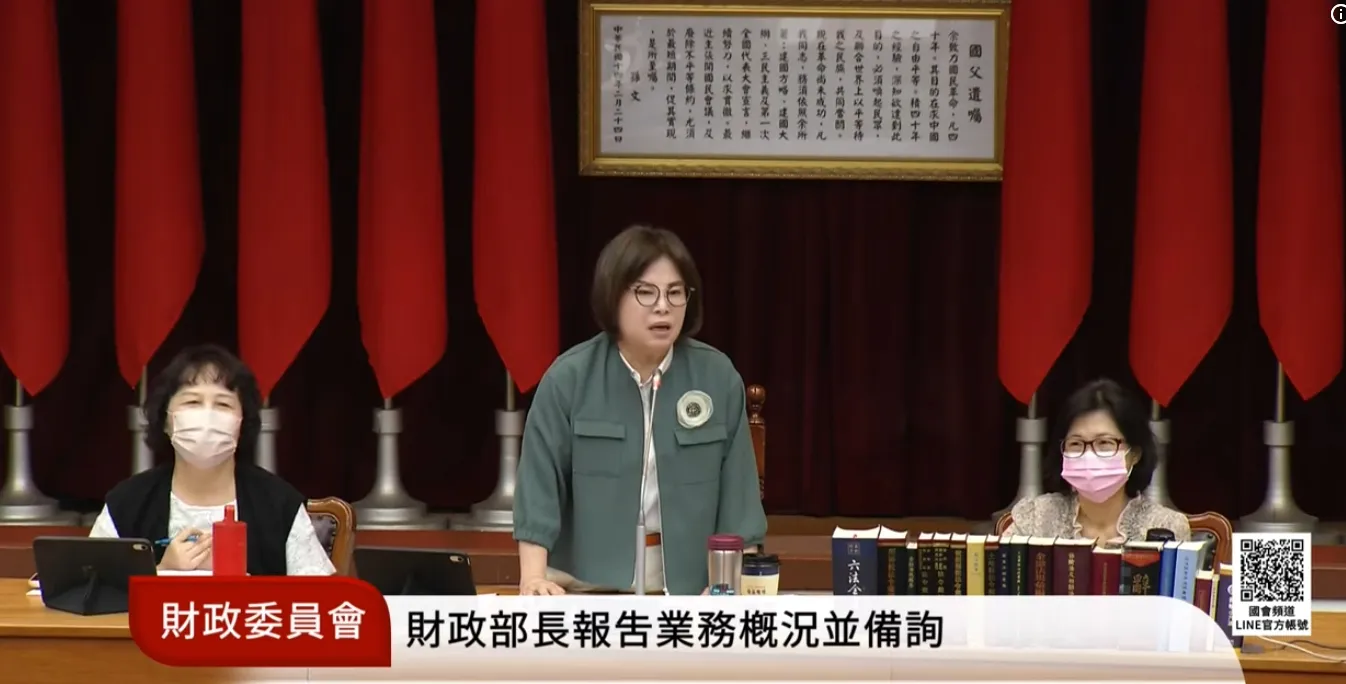 20261014-民進黨立委、財政委員會召委賴惠員（右二）點名台北101董事長賈永婕，「下次請穿得跟我們一樣純樸」。（取自國會頻道YouTube）