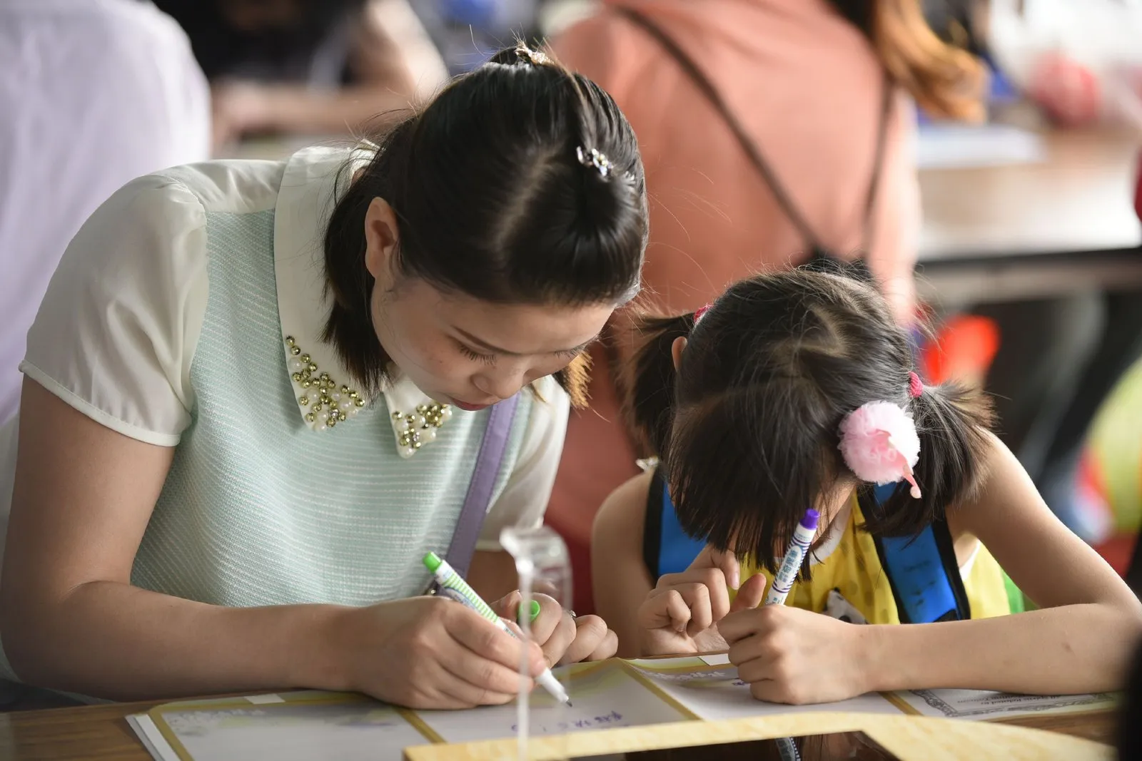 親子攜手參與活動，在溫馨互動中傳遞幸福與世代情感。