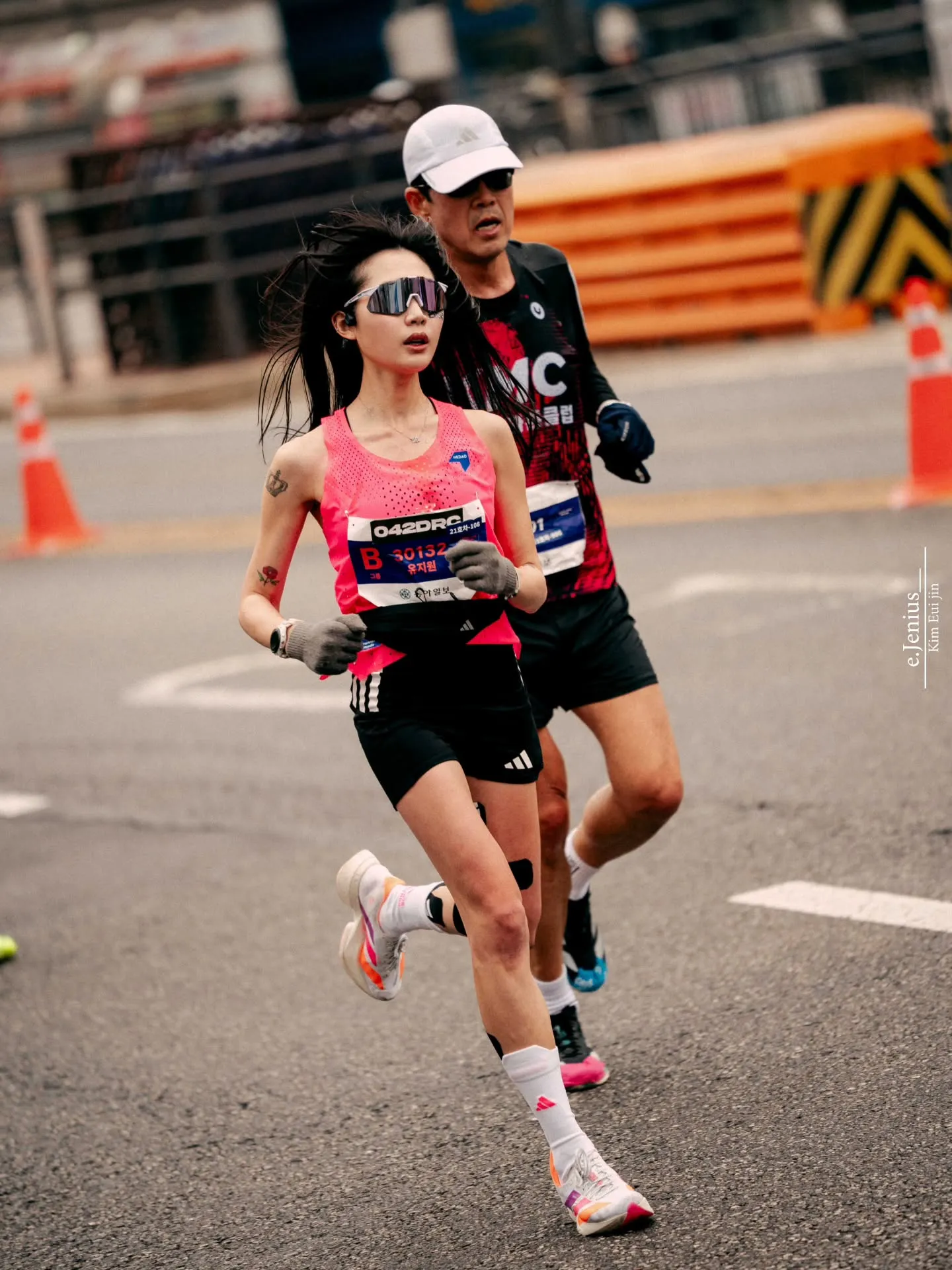 南韓25歲跑步網紅柳智媛參加「2026 SEOUL RACE」半程馬拉松，沒想到距離終點僅剩約500公尺時突然倒地，經緊急送醫搶救仍不幸離世。（圖／翻攝自유지원IG）