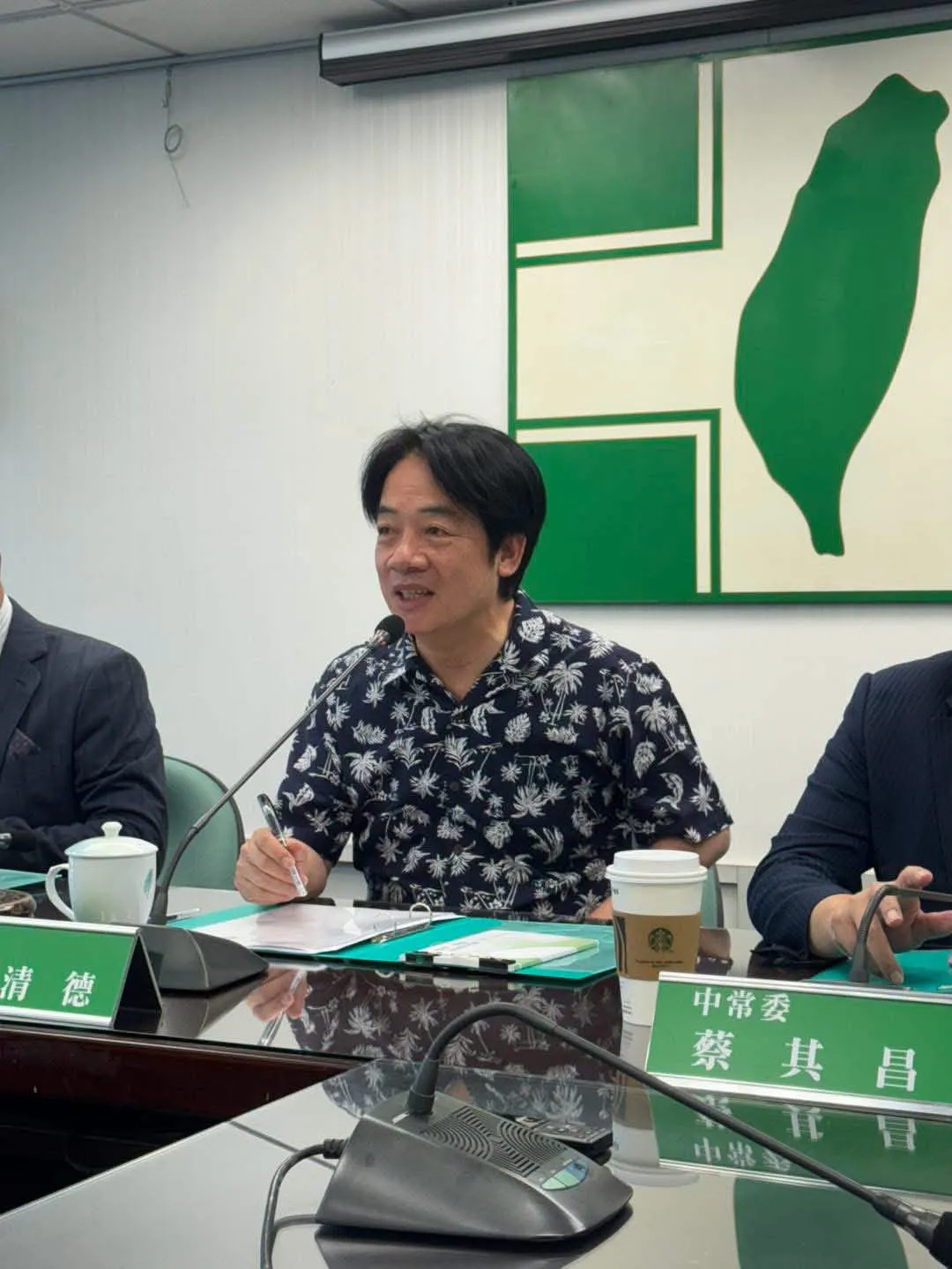 20261014-賴清德曬出自己難得穿花襯衫的開會照，強調一個人的專業與認真，從來就不應該只用穿著來評斷。（取自賴清德Threads）