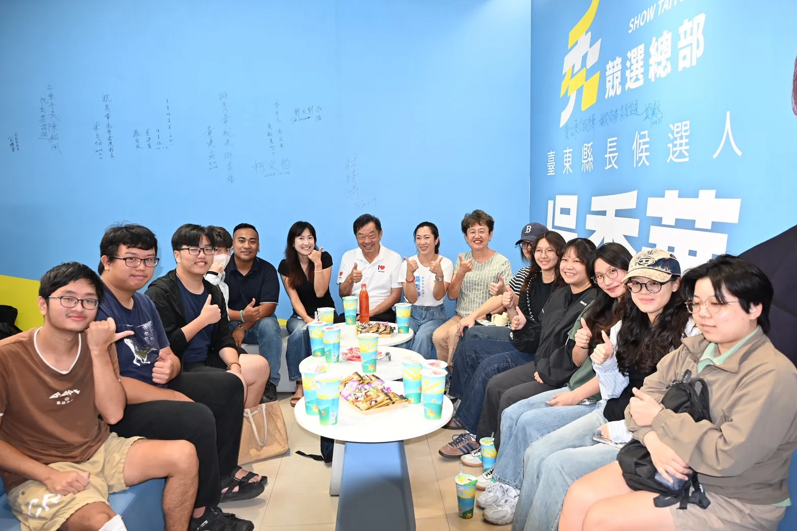 臺東縣長候選人吳秀華與學生們合影。（圖／吳秀華辨公室提供）