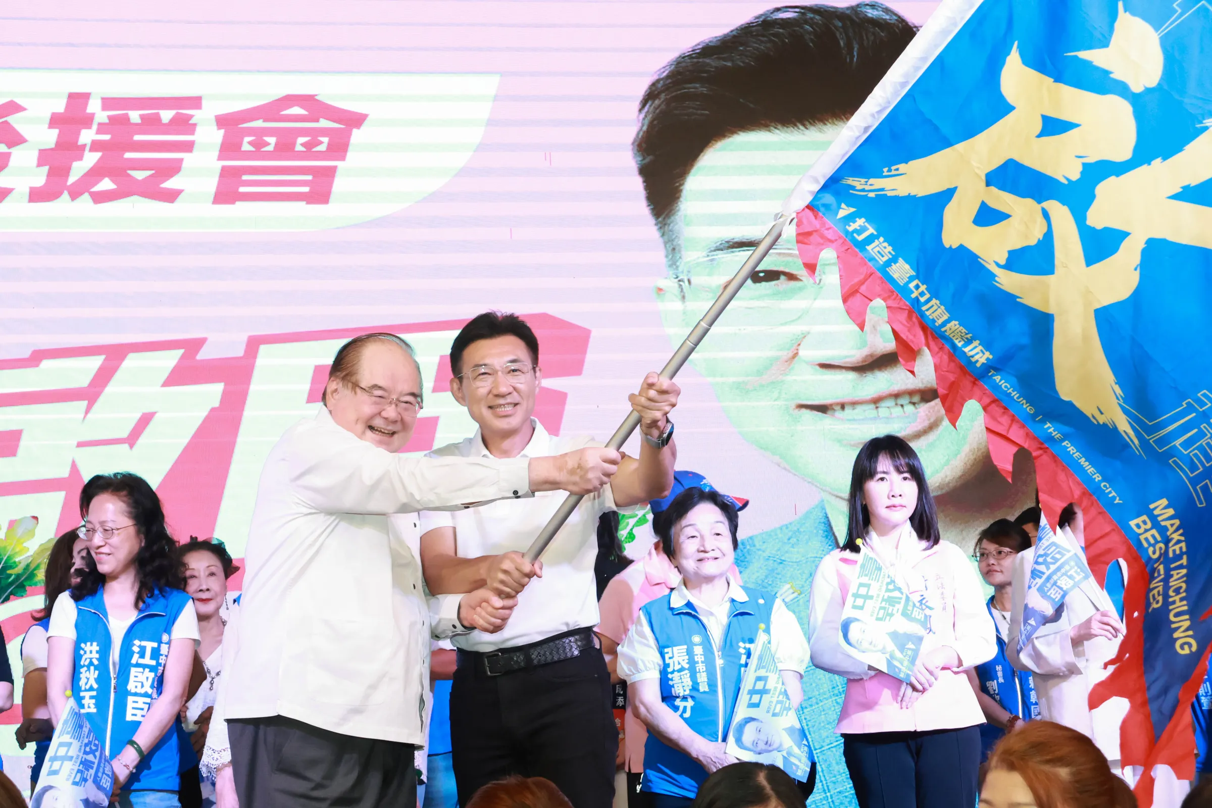 李乾龍為江啟臣授戰旗，現場旗海揮舞，「江啟臣凍蒜」「議員全壘打」聲不斷，氣氛熱烈。(圖/江啟臣競辦提供)