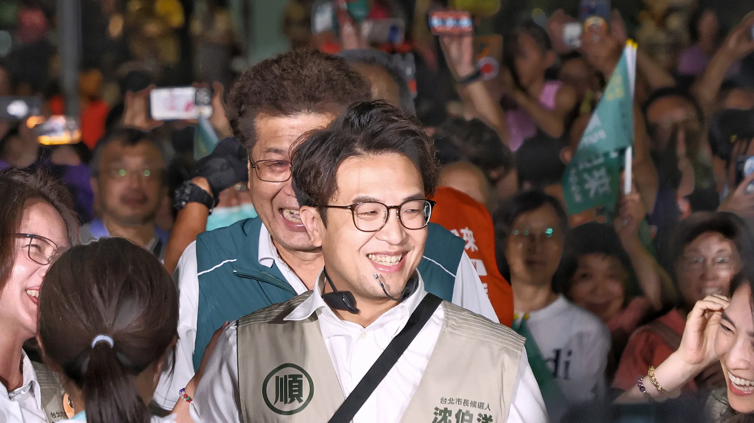 20261014-民進黨台北市長參選人沈伯洋14日至士林夜市掃街拜票。（柯承惠攝）